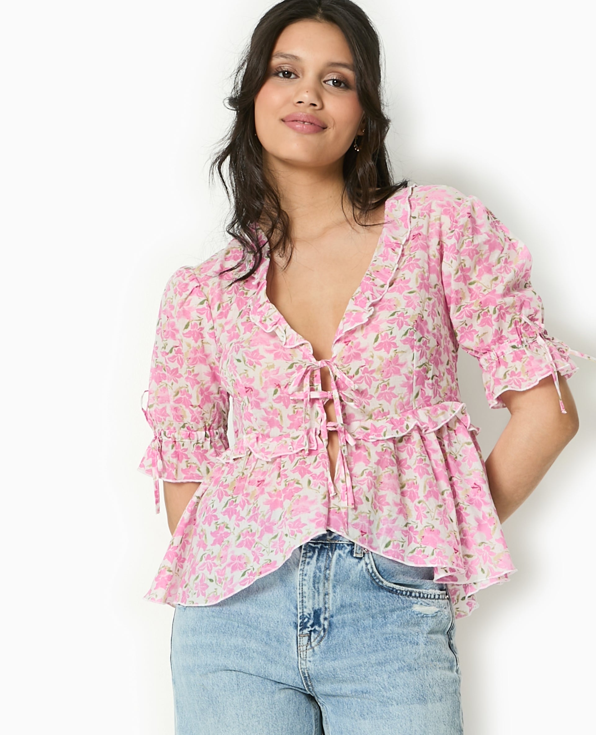 Blouse avec nouettes et volants motif fleurs