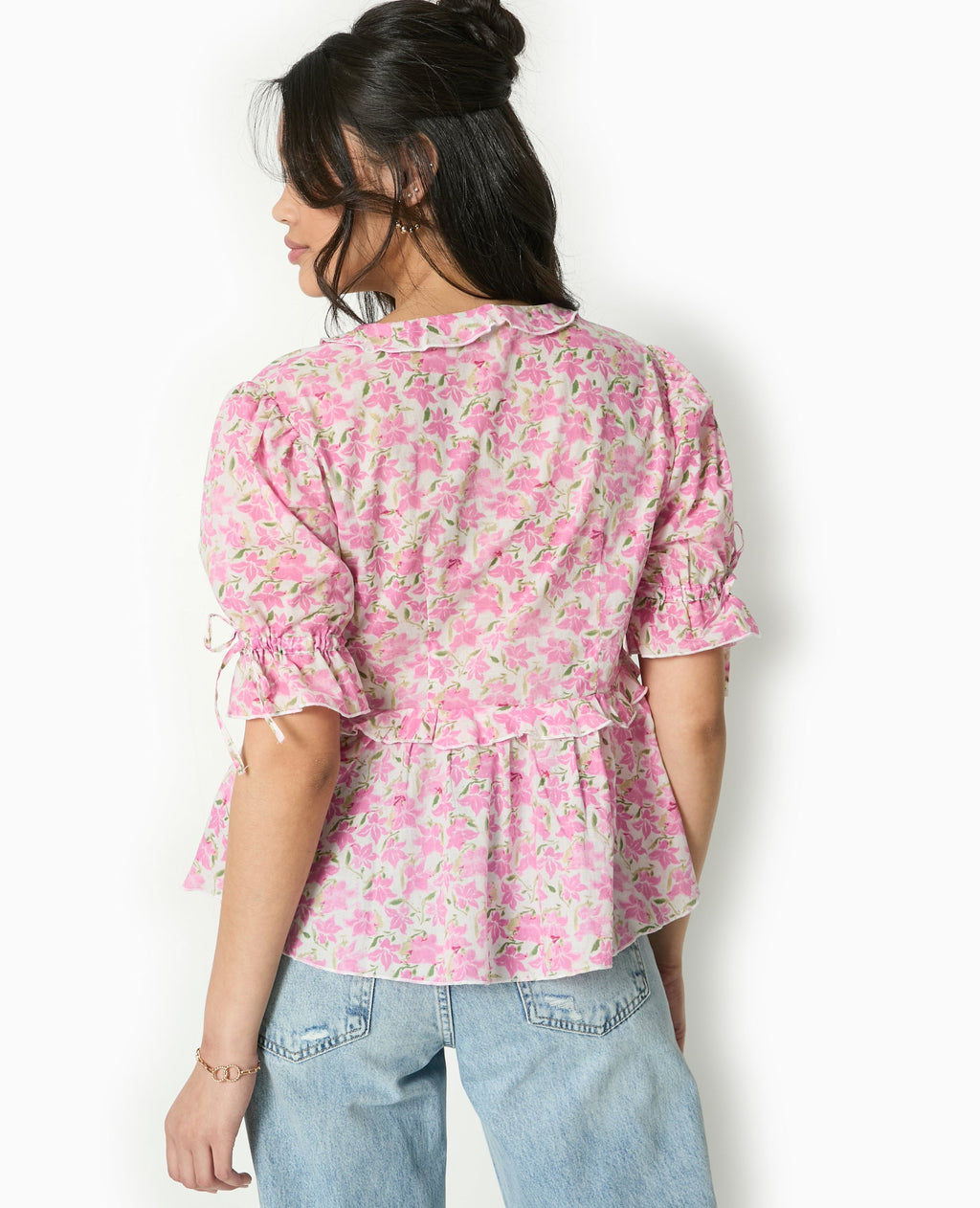 Blouse avec nouettes et volants motif fleurs