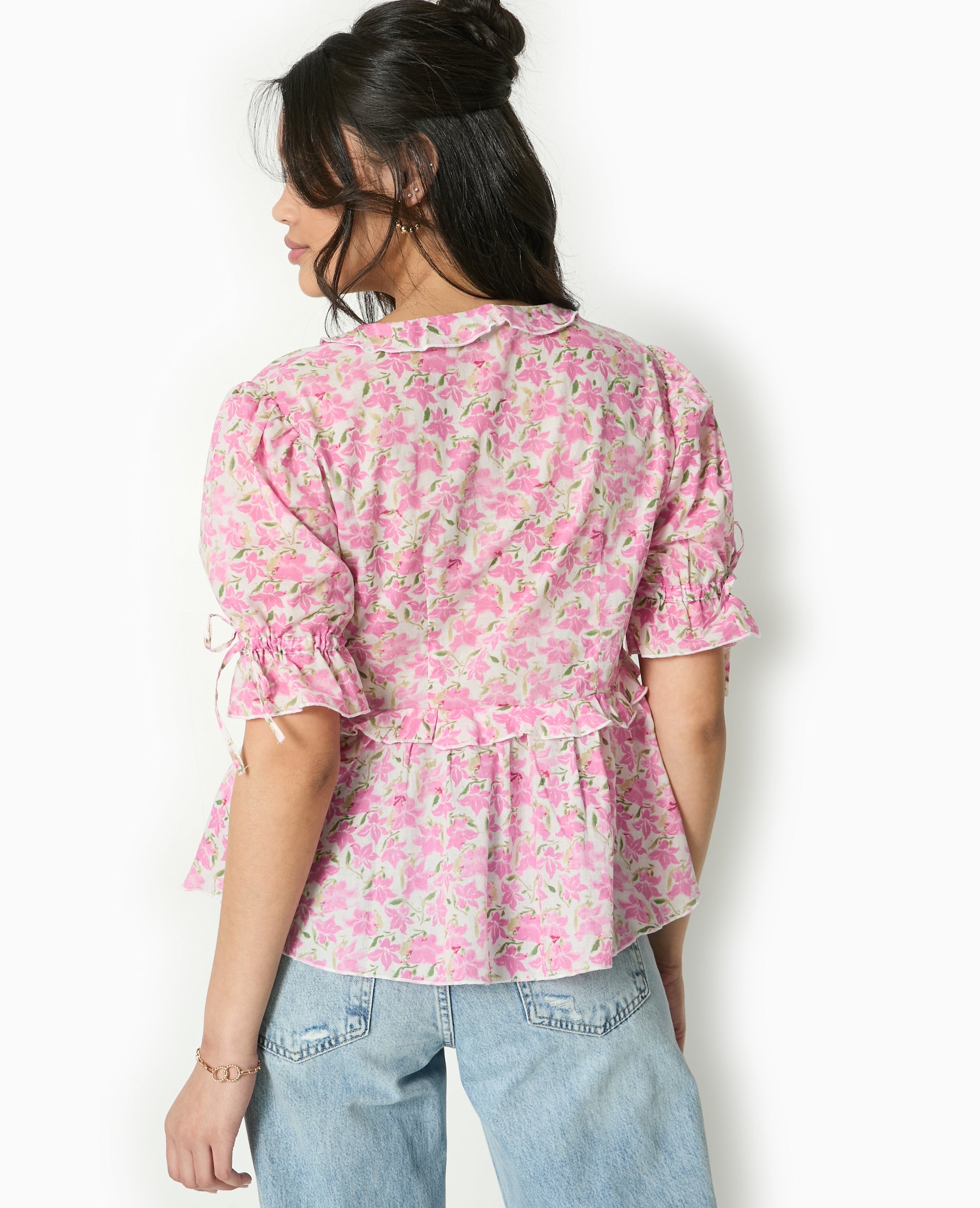 Blouse avec nouettes et volants motif fleurs