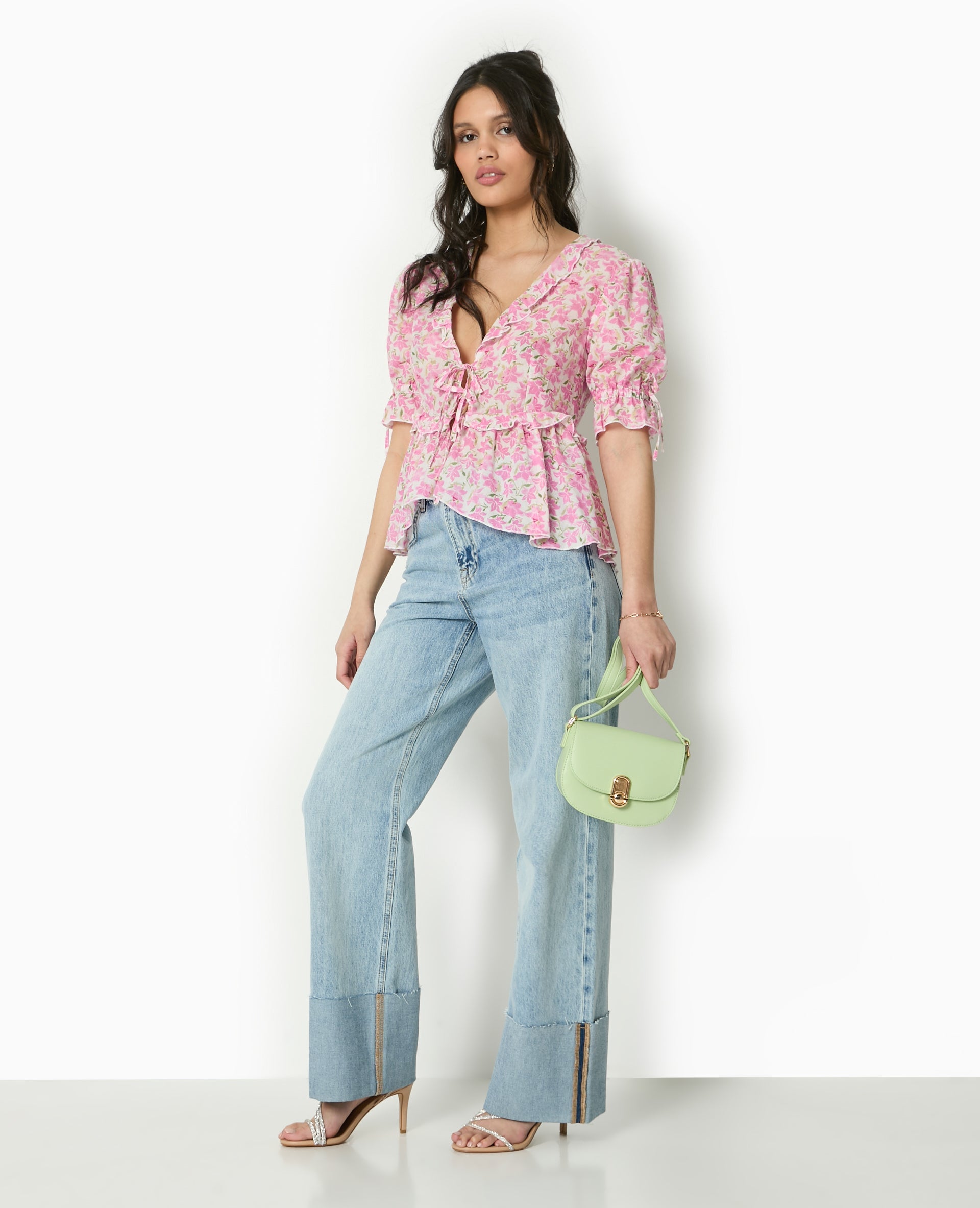 Blouse avec nouettes et volants motif fleurs