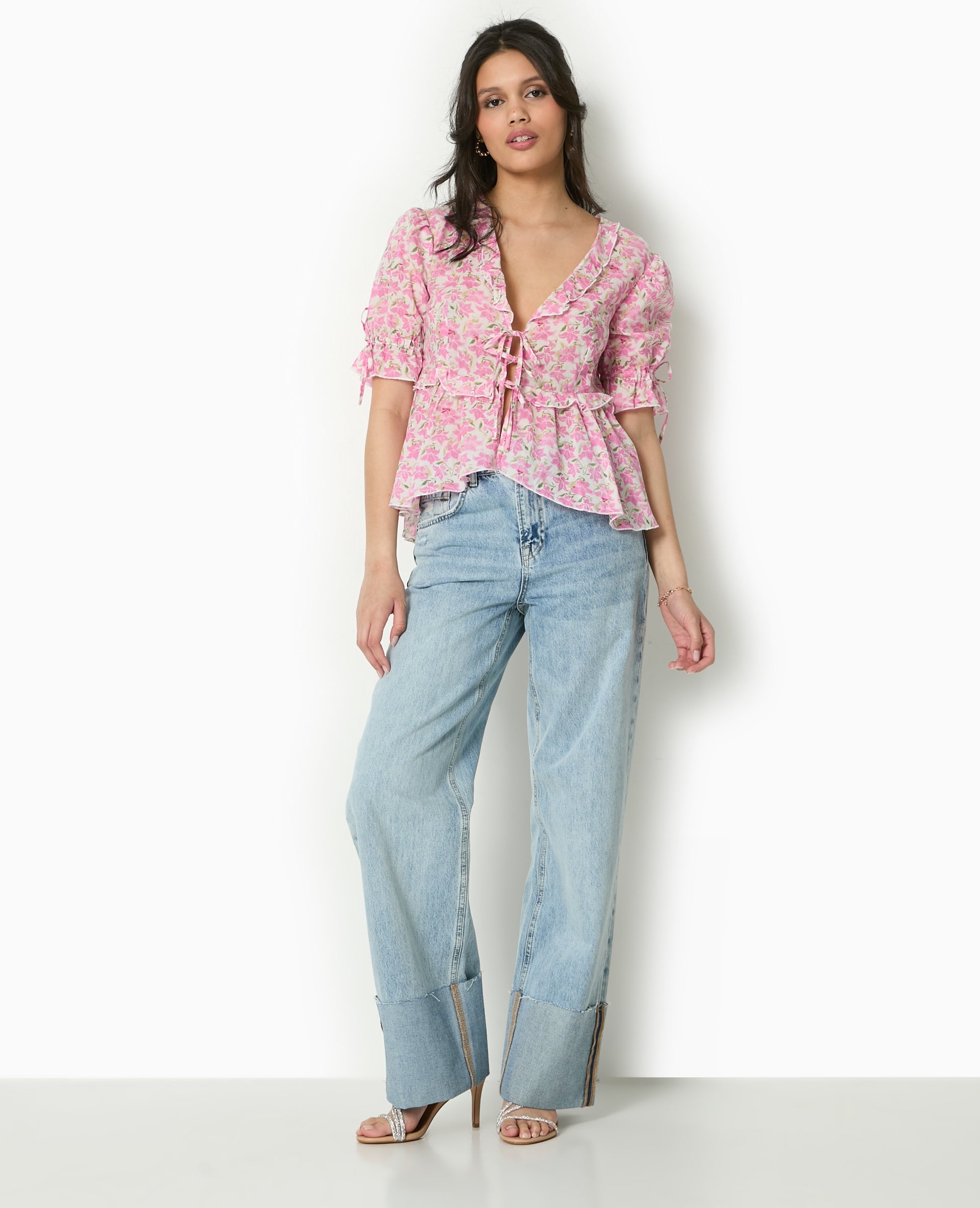 Blouse avec nouettes et volants motif fleurs