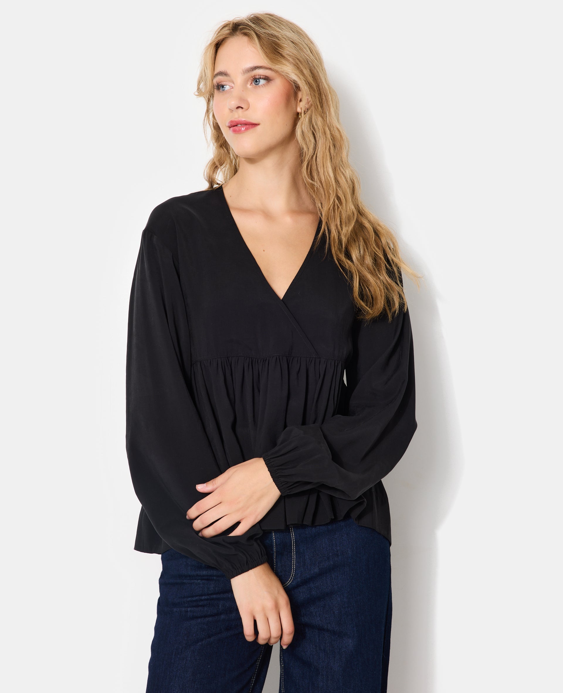 Blouse cache-coeur en tissu effet peau de pêche