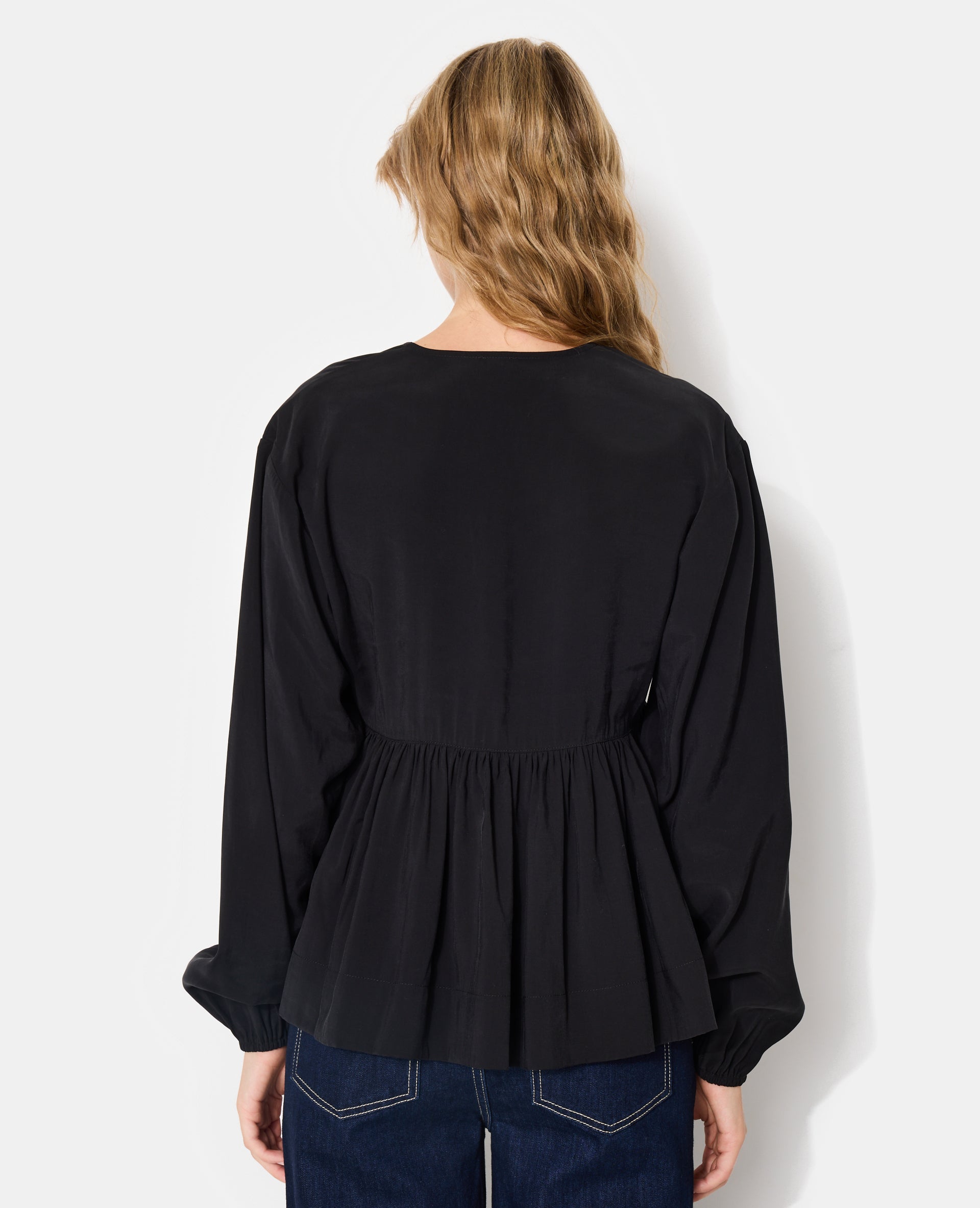 Blouse cache-coeur en tissu effet peau de pêche
