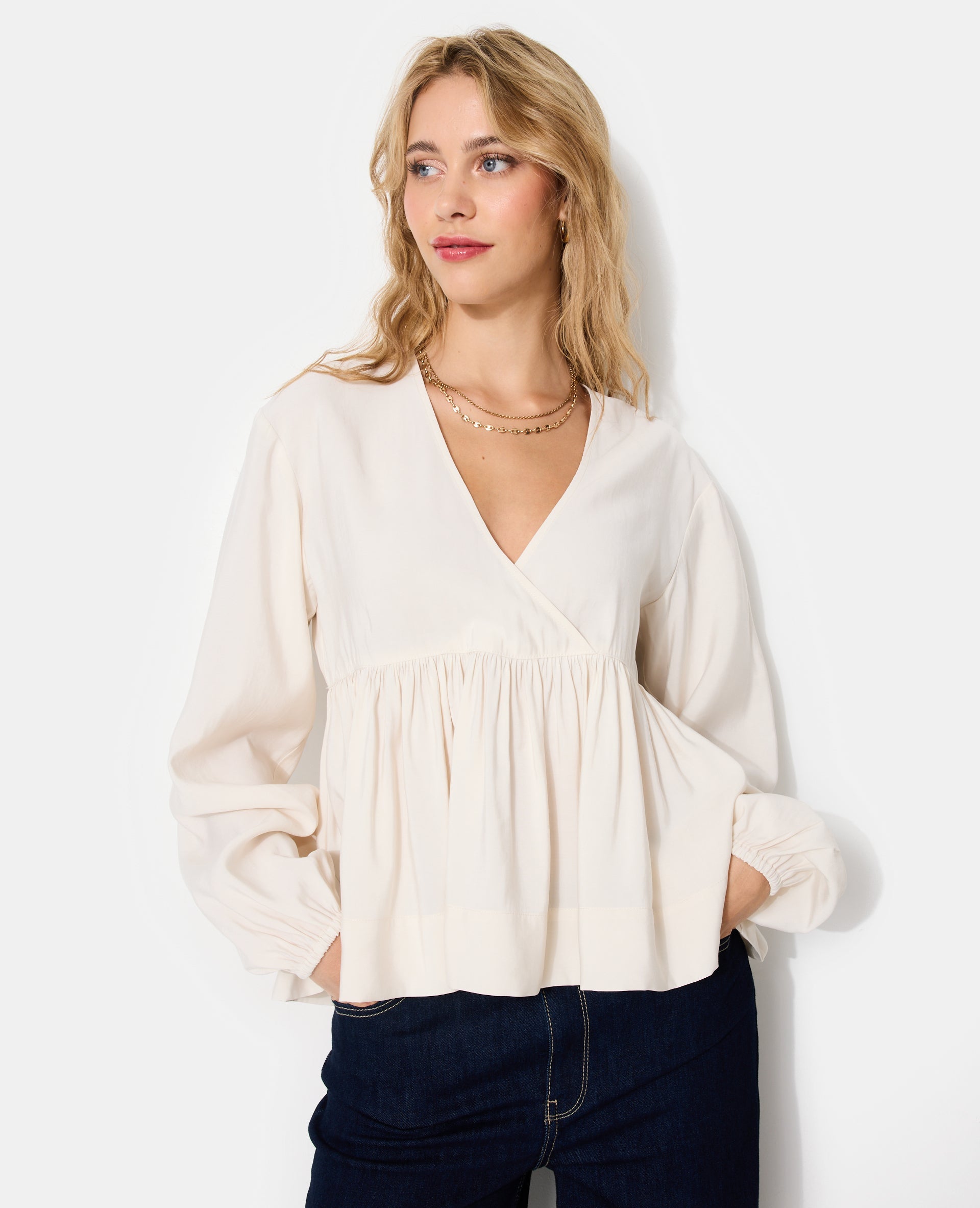 Blouse cache-coeur en tissu effet peau de pêche