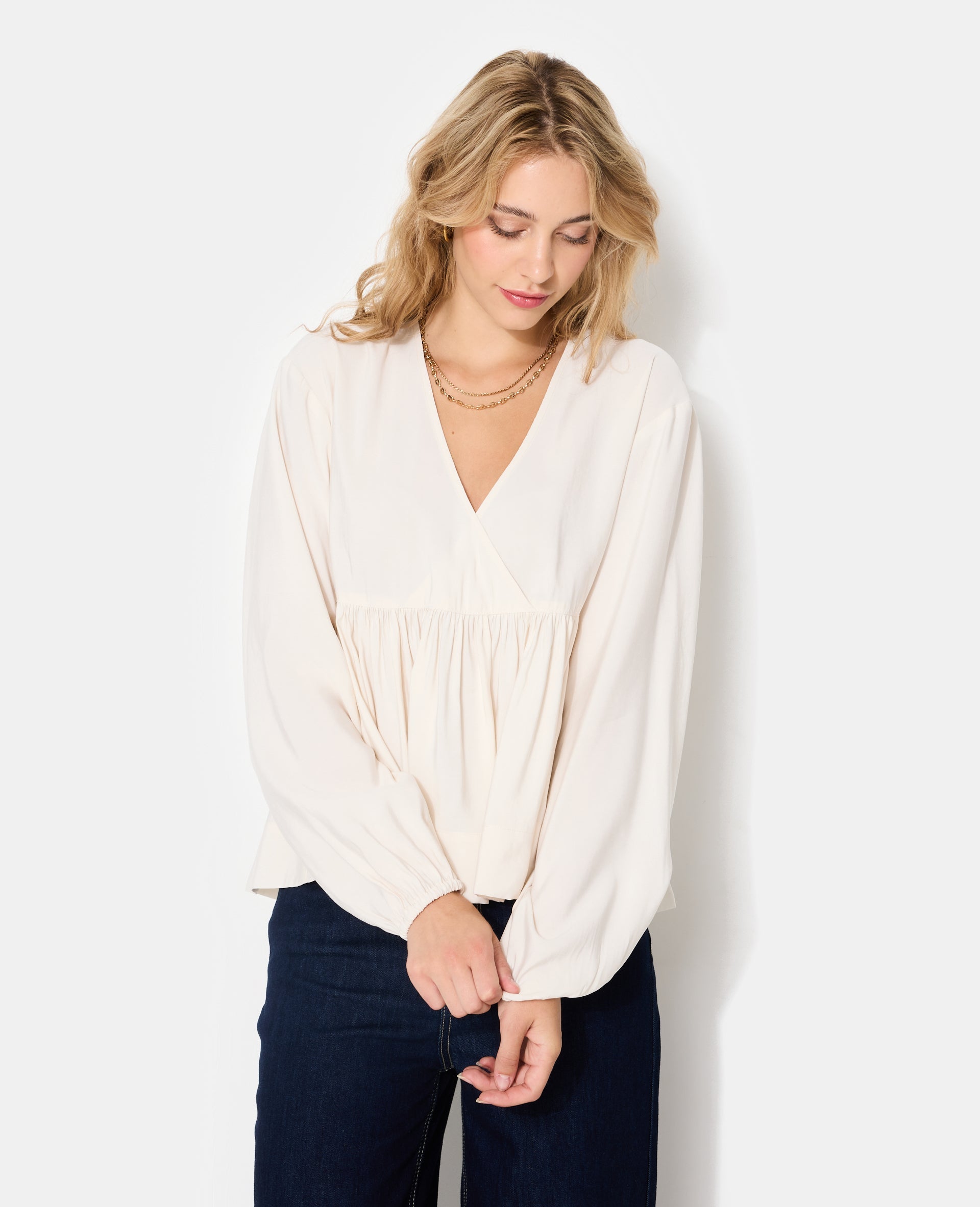 Blouse cache-coeur en tissu effet peau de pêche
