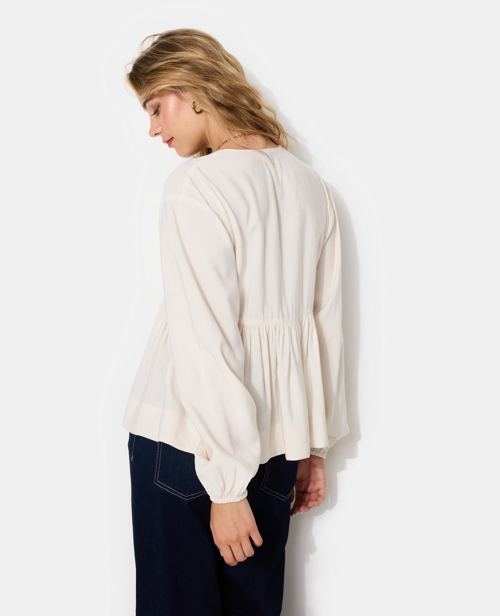 Blouse cache-coeur en tissu effet peau de pêche