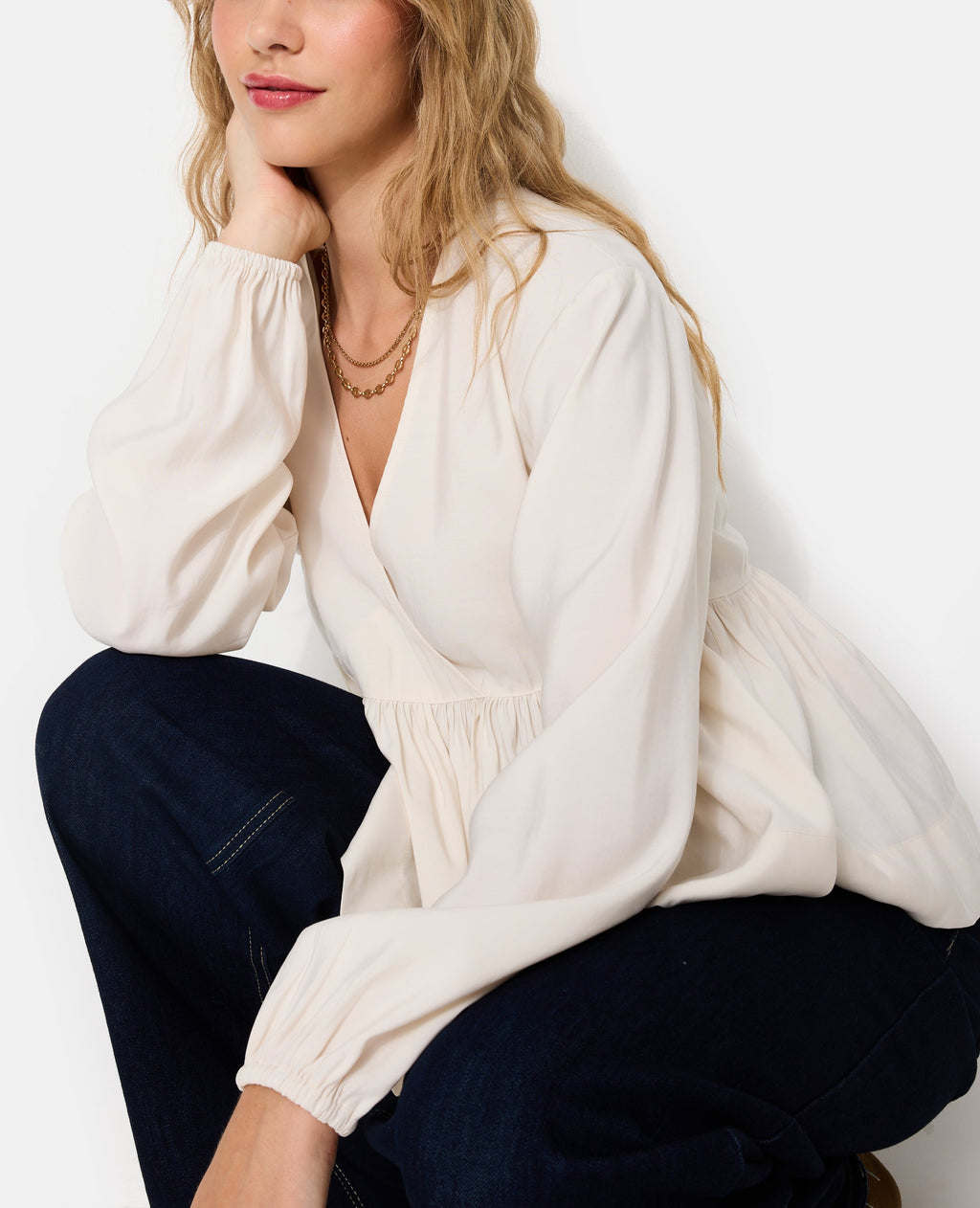 Blouse cache-coeur en tissu effet peau de pêche