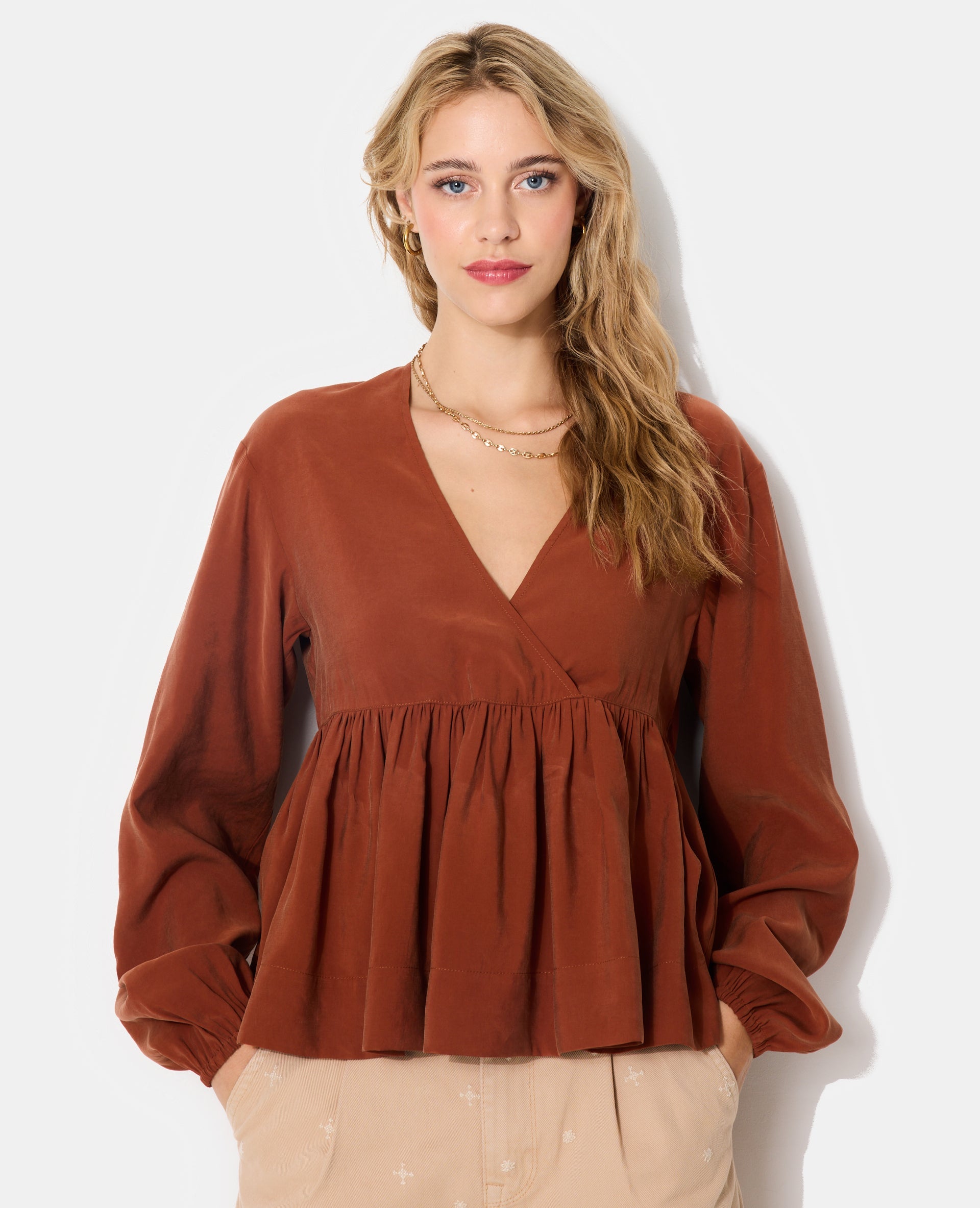 Blouse cache-coeur en tissu effet peau de pêche