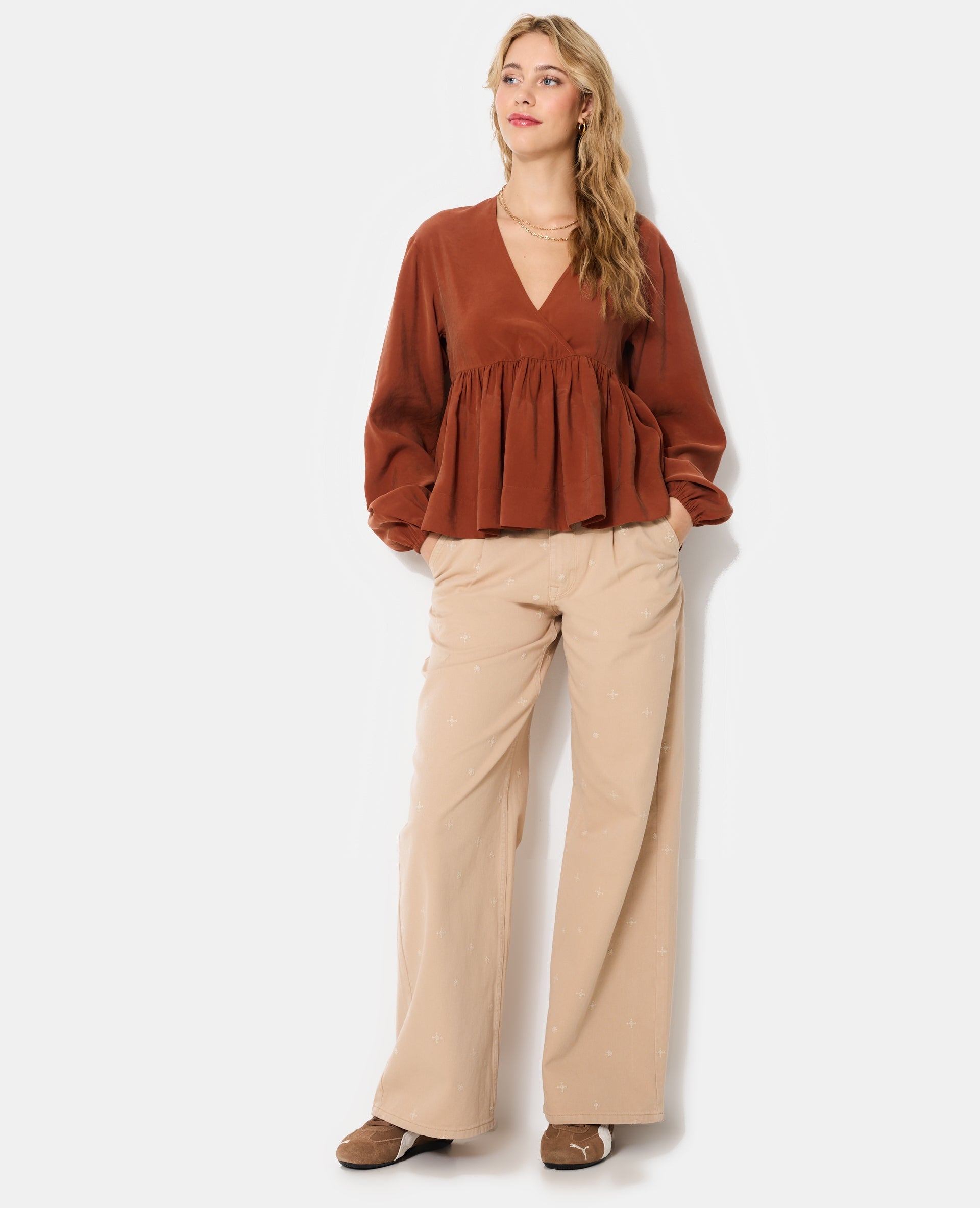 Blouse cache-coeur en tissu effet peau de pêche