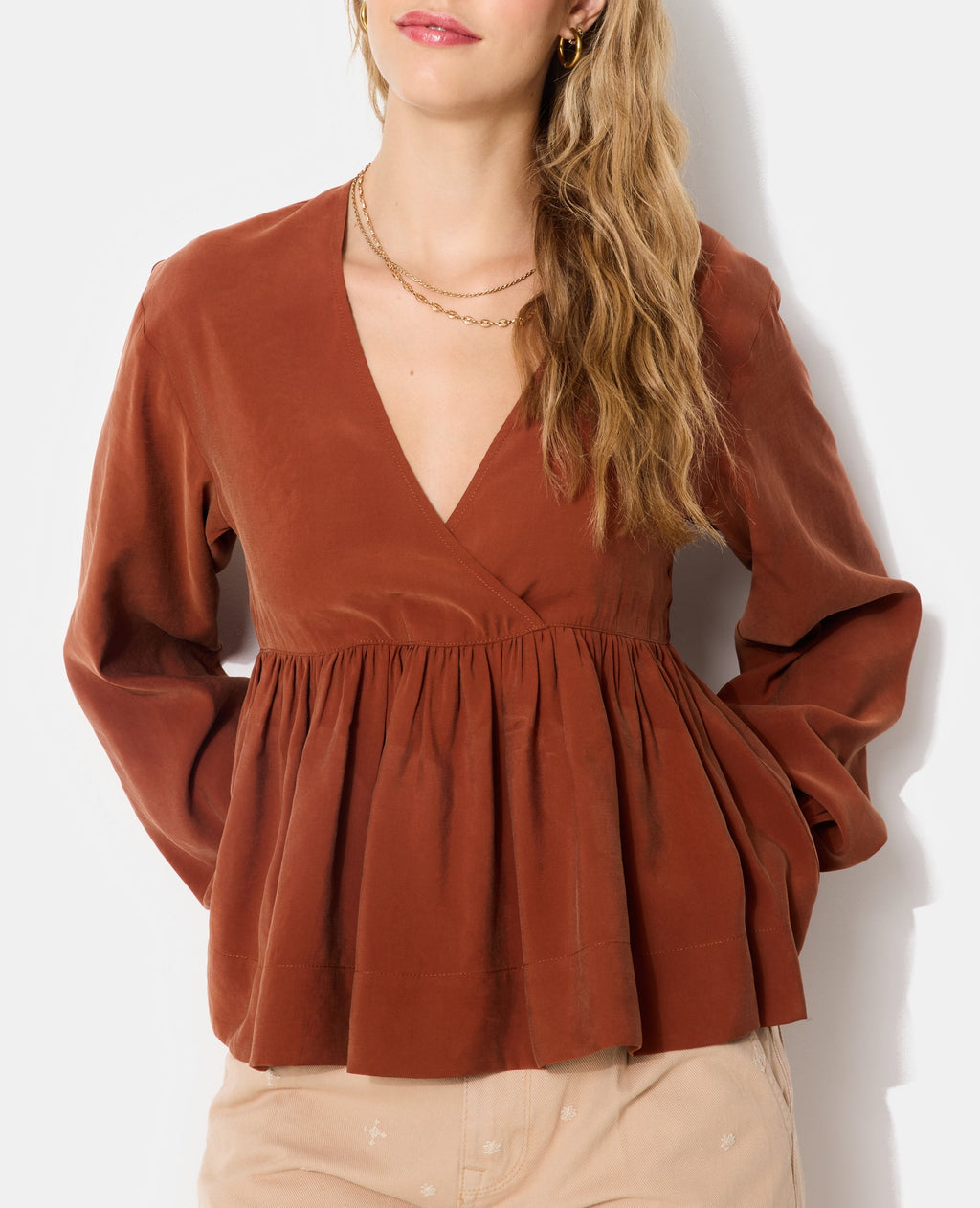 Blouse cache-coeur en tissu effet peau de pêche
