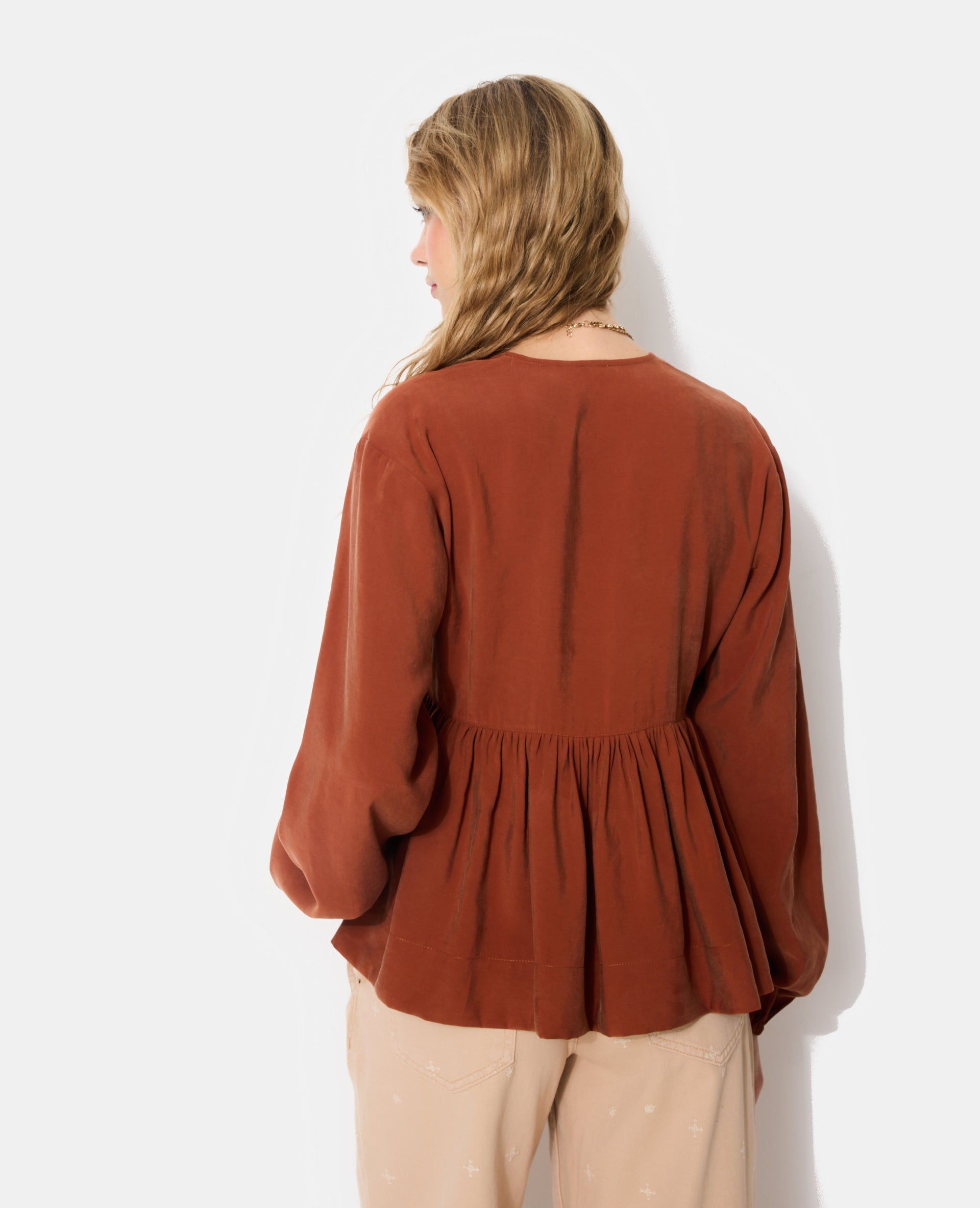 Blouse cache-coeur en tissu effet peau de pêche