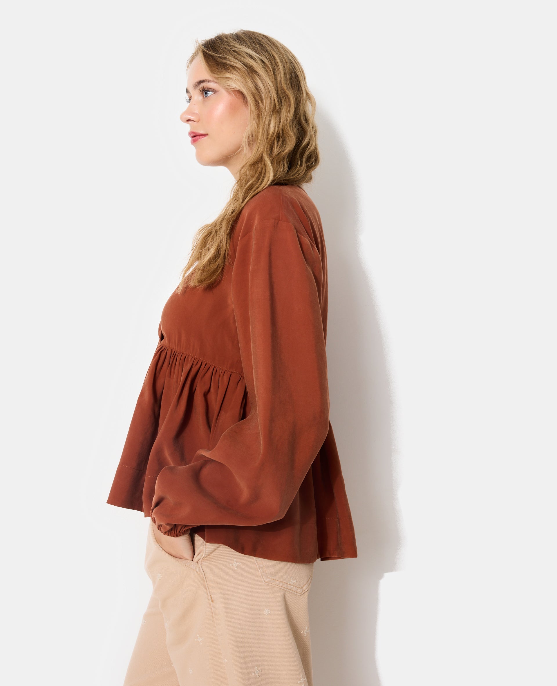 Blouse cache-coeur en tissu effet peau de pêche
