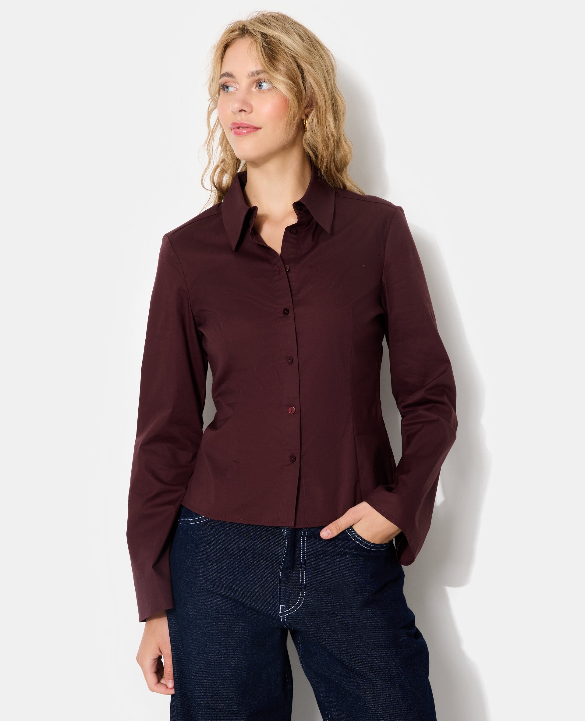 Chemise cintrée en tissu stretch manches flare