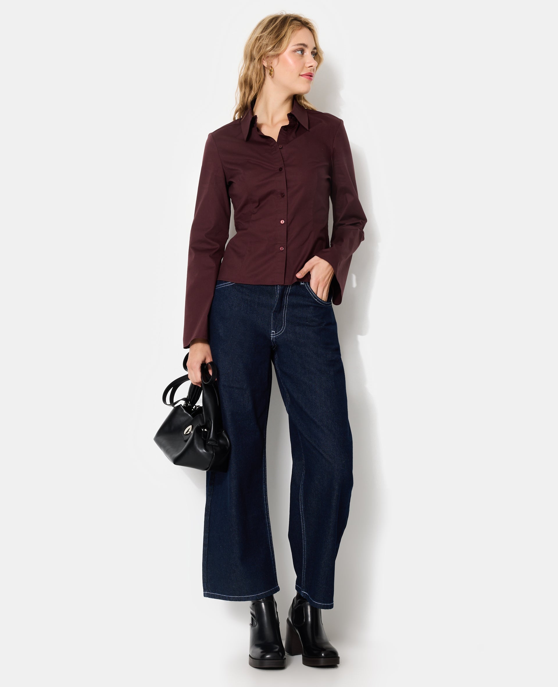 Chemise cintrée en tissu stretch manches flare