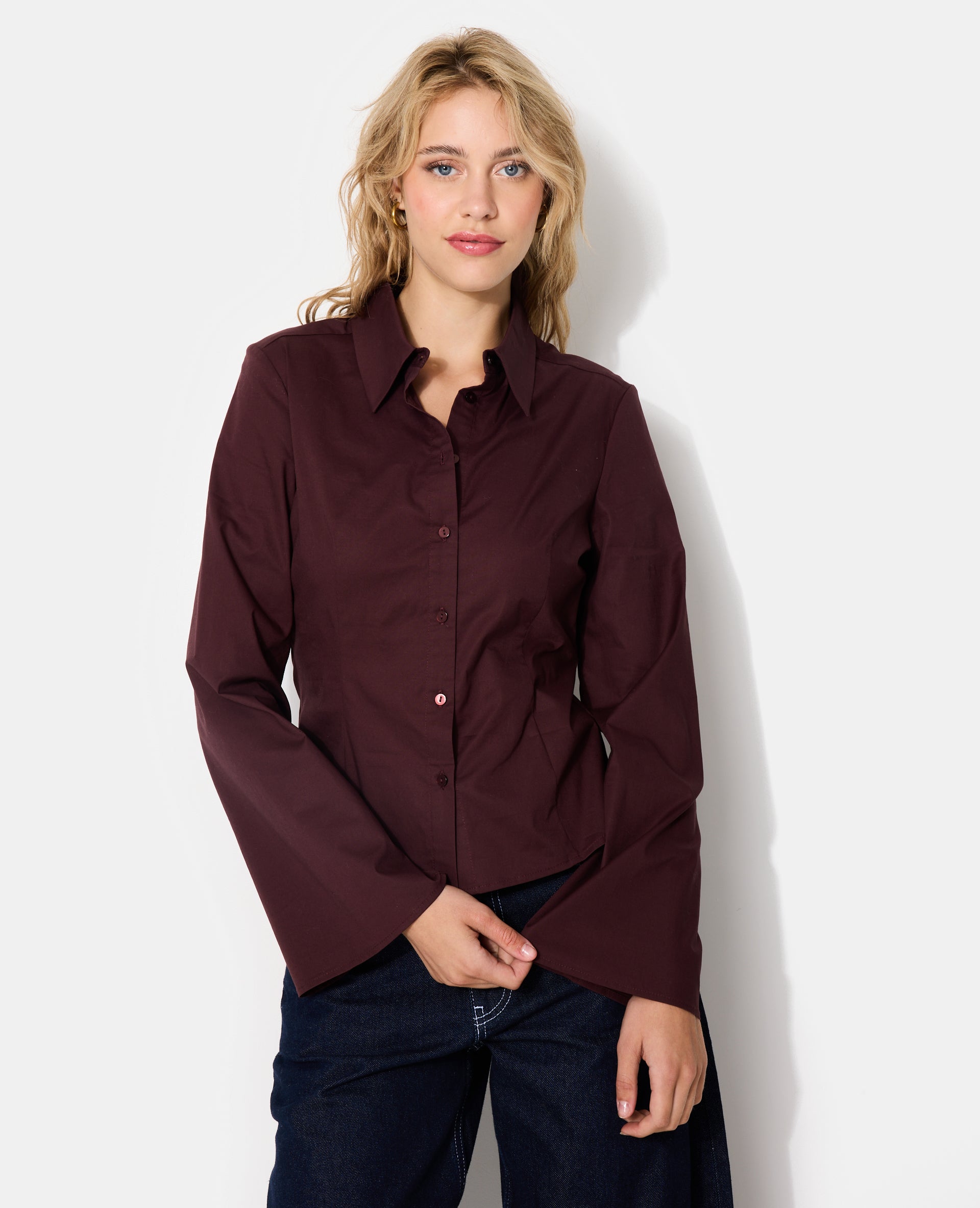 Chemise cintrée en tissu stretch manches flare