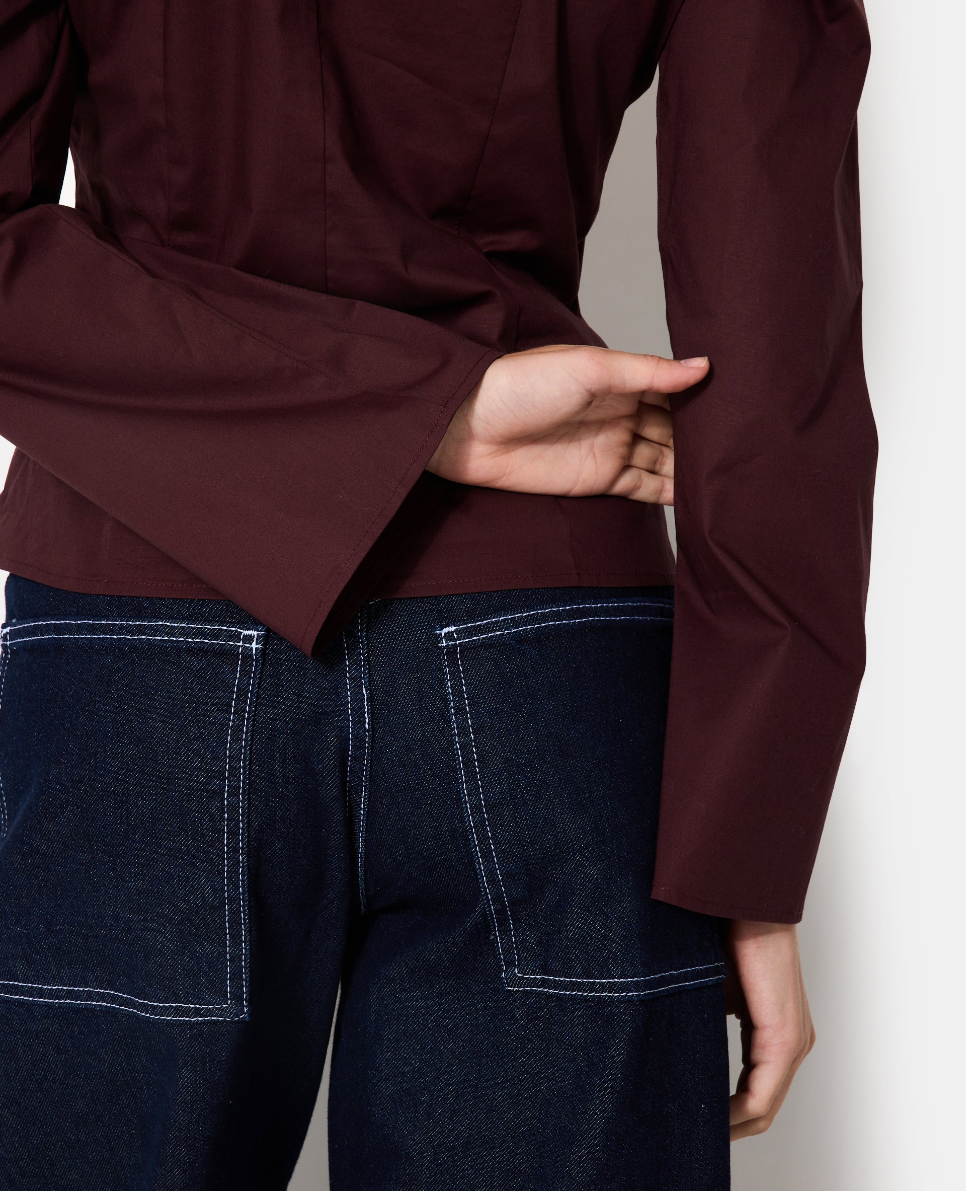Chemise cintrée en tissu stretch manches flare
