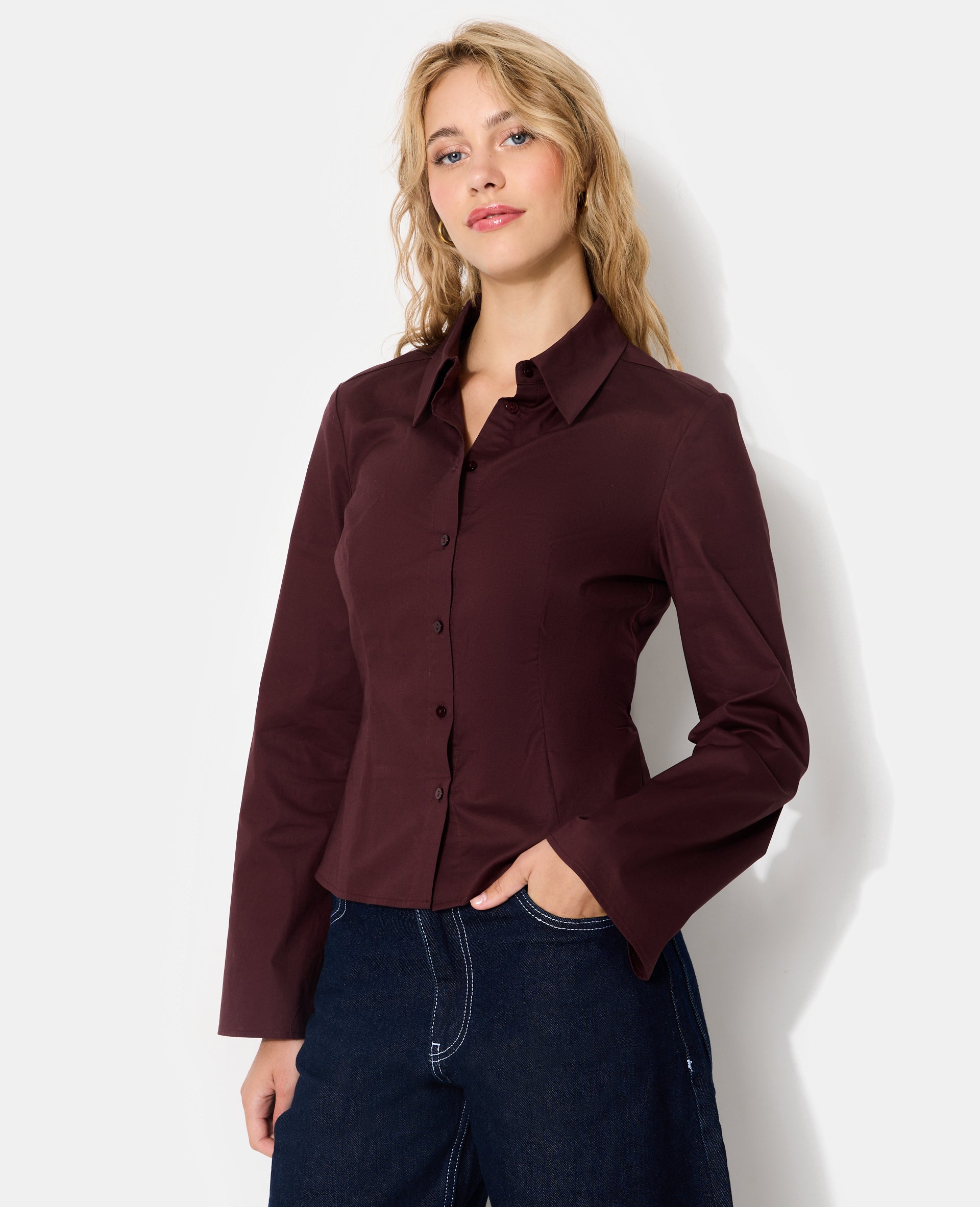 Chemise cintrée en tissu stretch manches flare