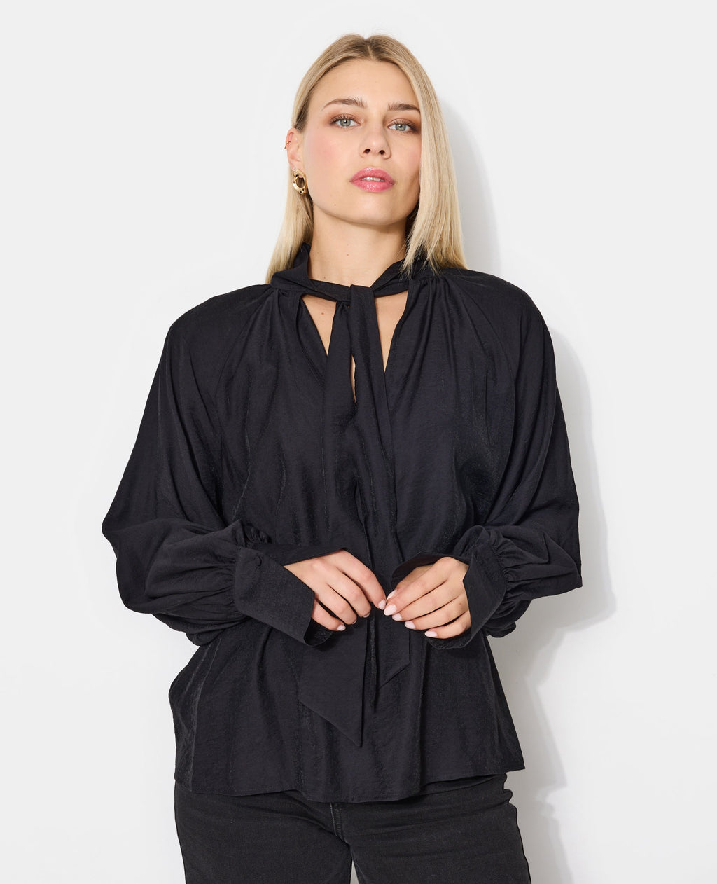 Blouse manches ballons et col lavallière