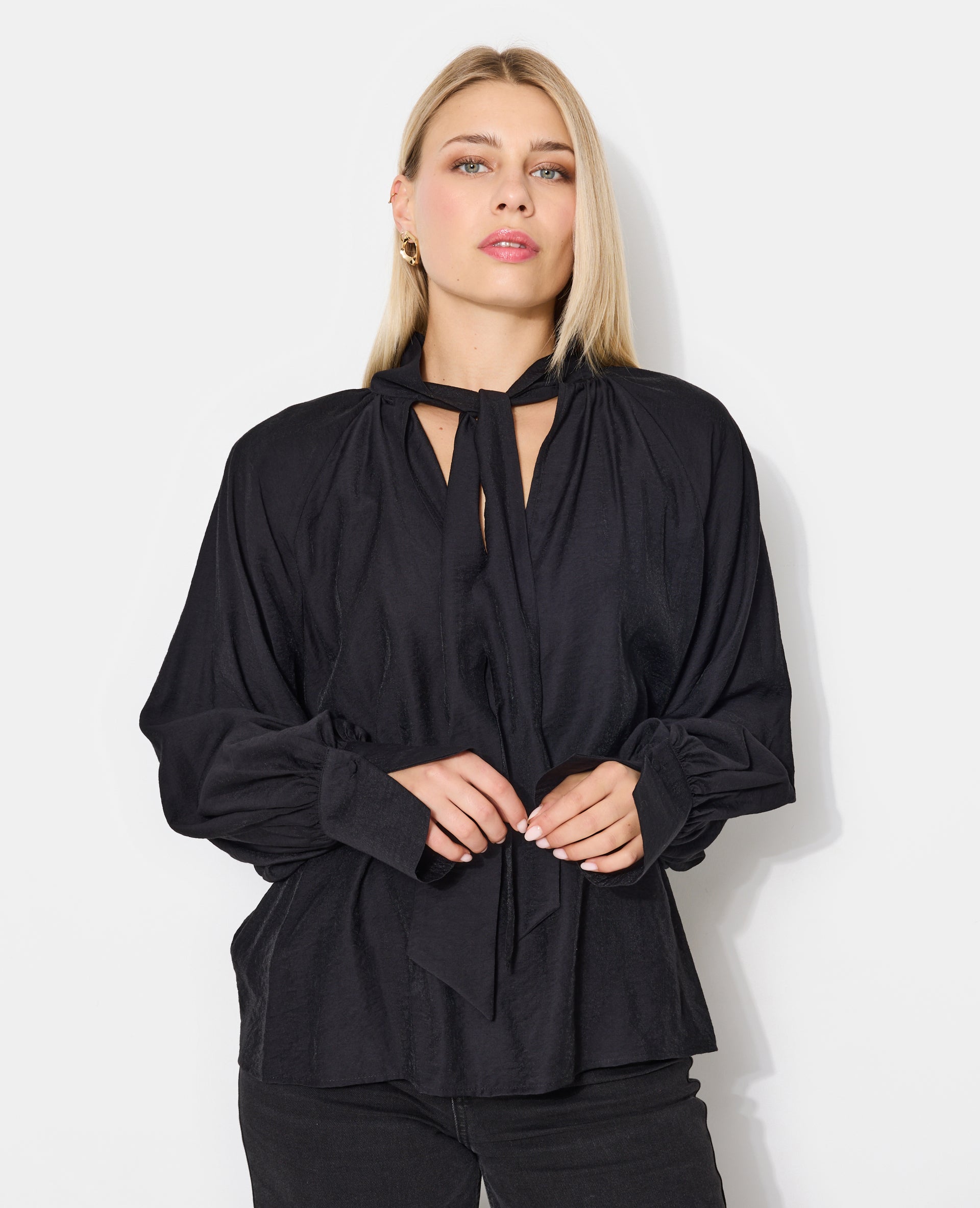 Blouse manches ballons et col lavallière