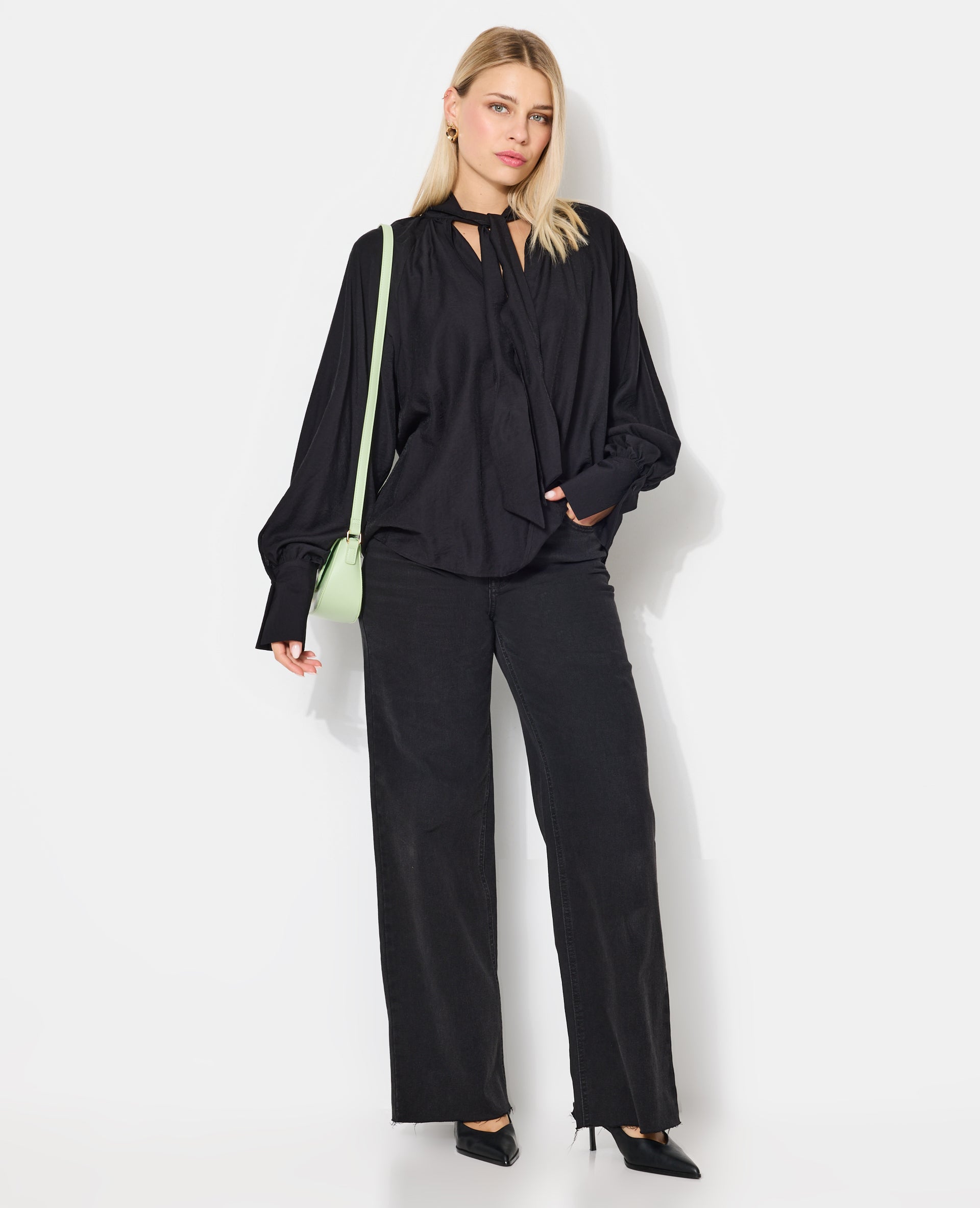 Blouse manches ballons et col lavallière