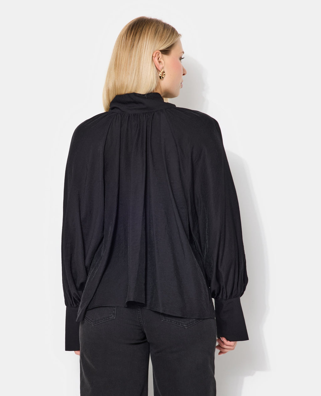 Blouse manches ballons et col lavallière