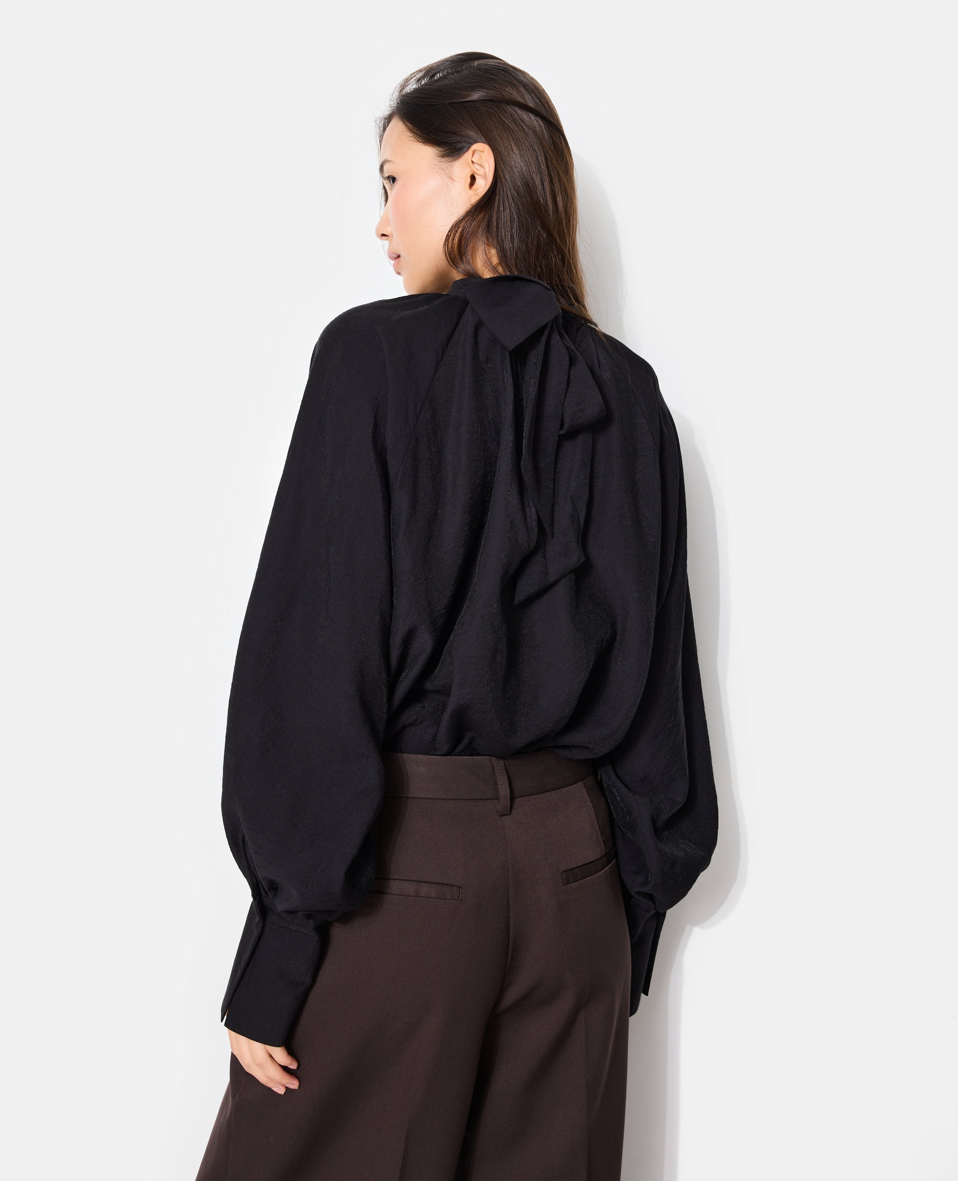 Blouse manches ballons et col lavallière