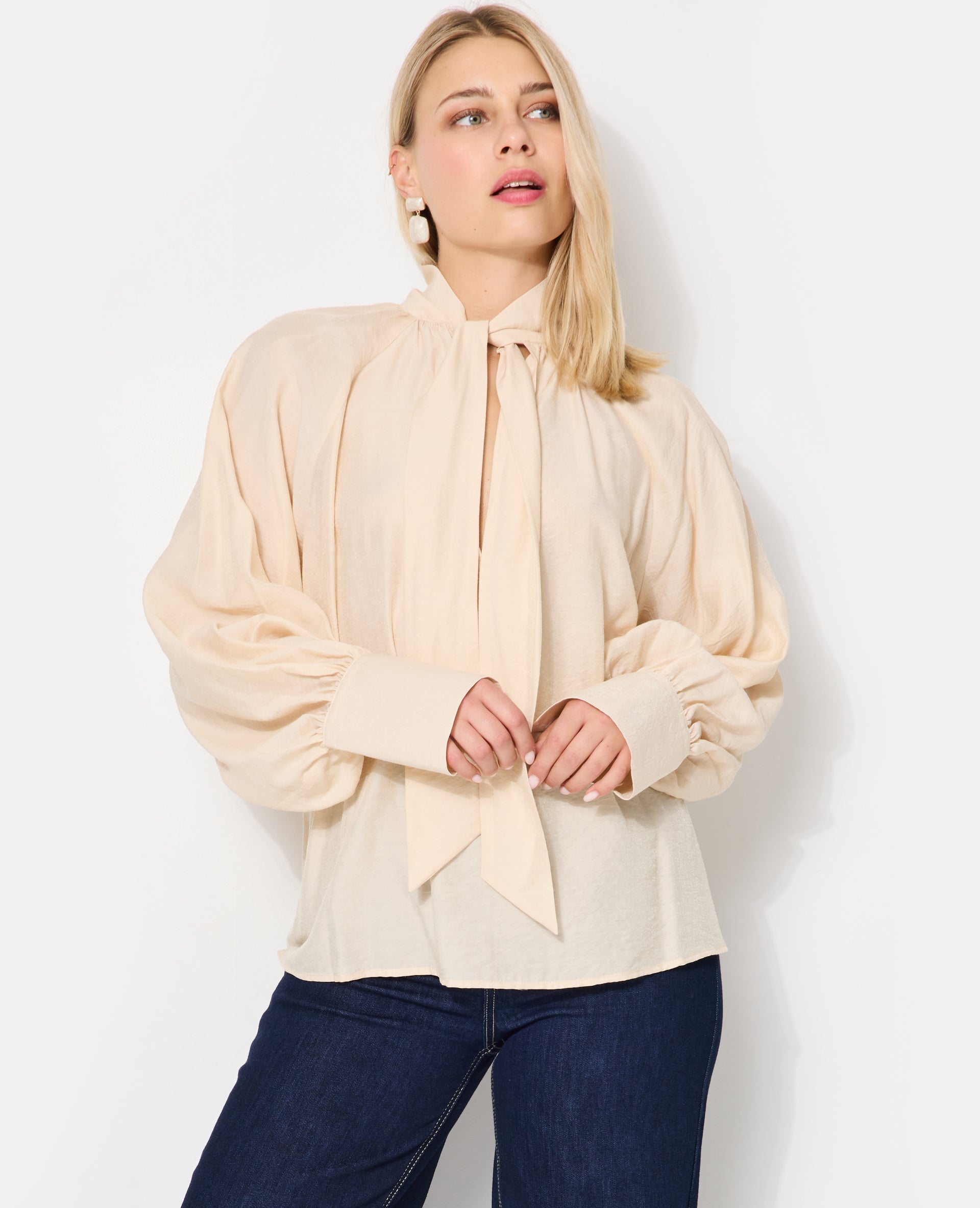 Blouse manches ballons et col lavallière