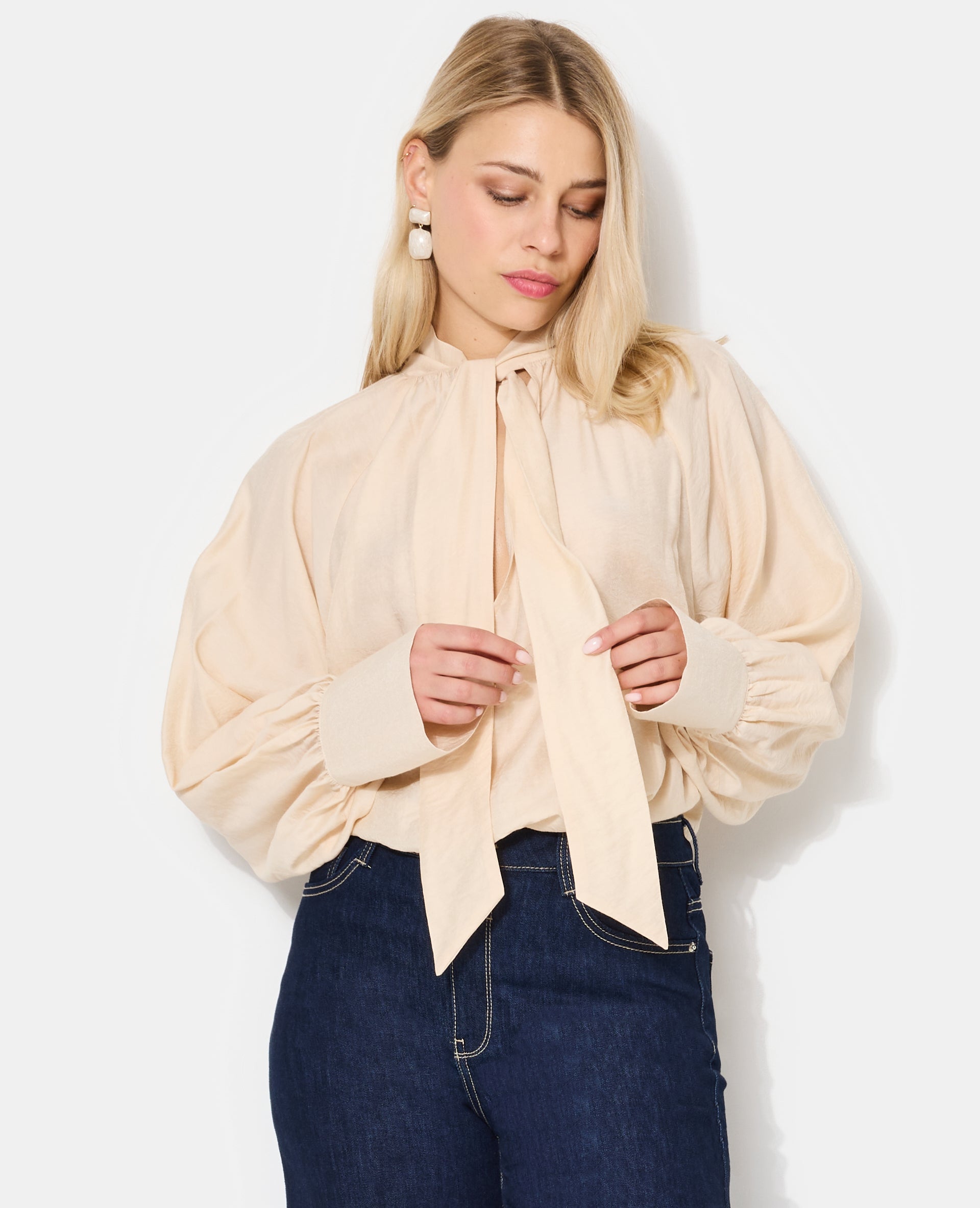 Blouse manches ballons et col lavallière
