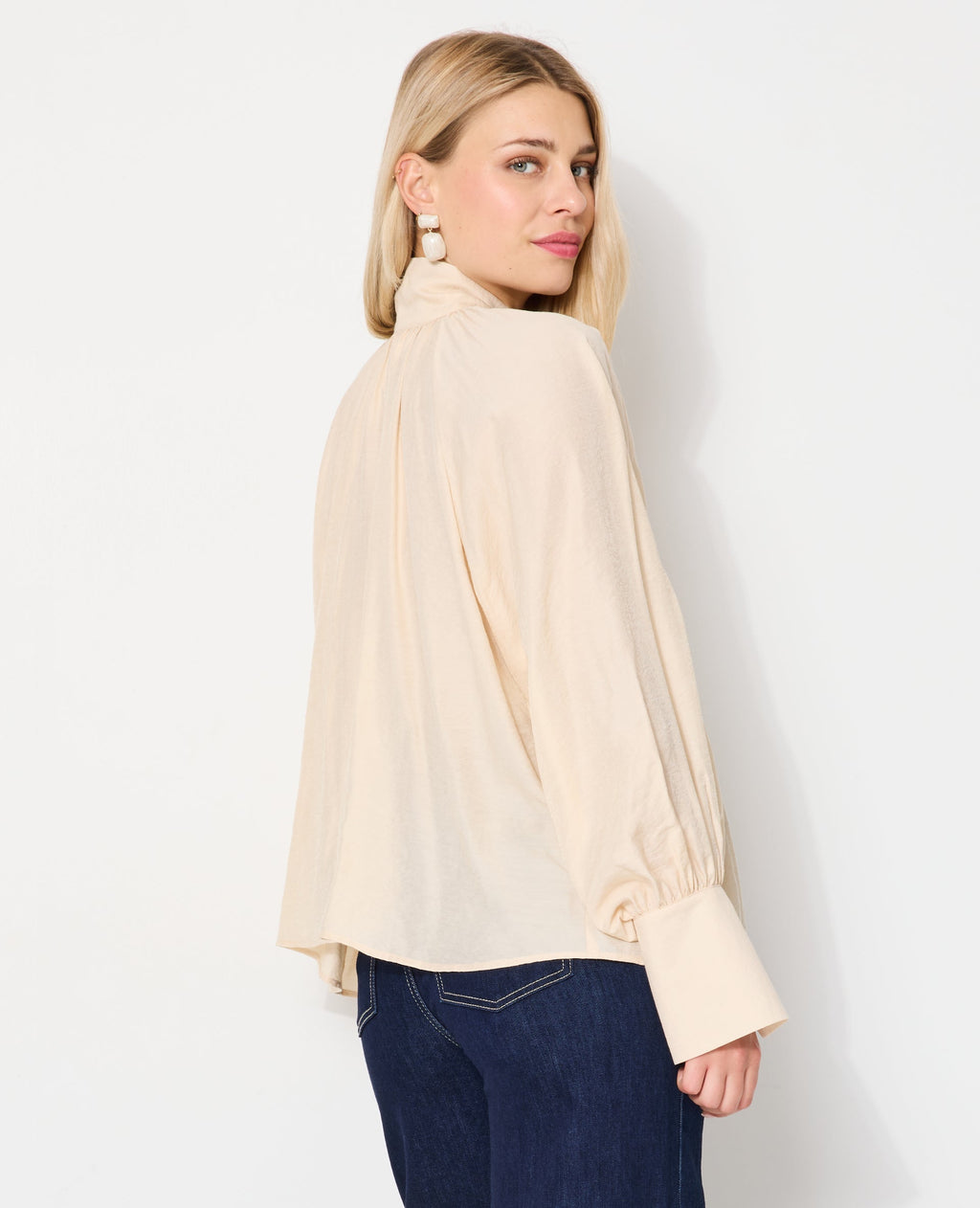 Blouse manches ballons et col lavallière