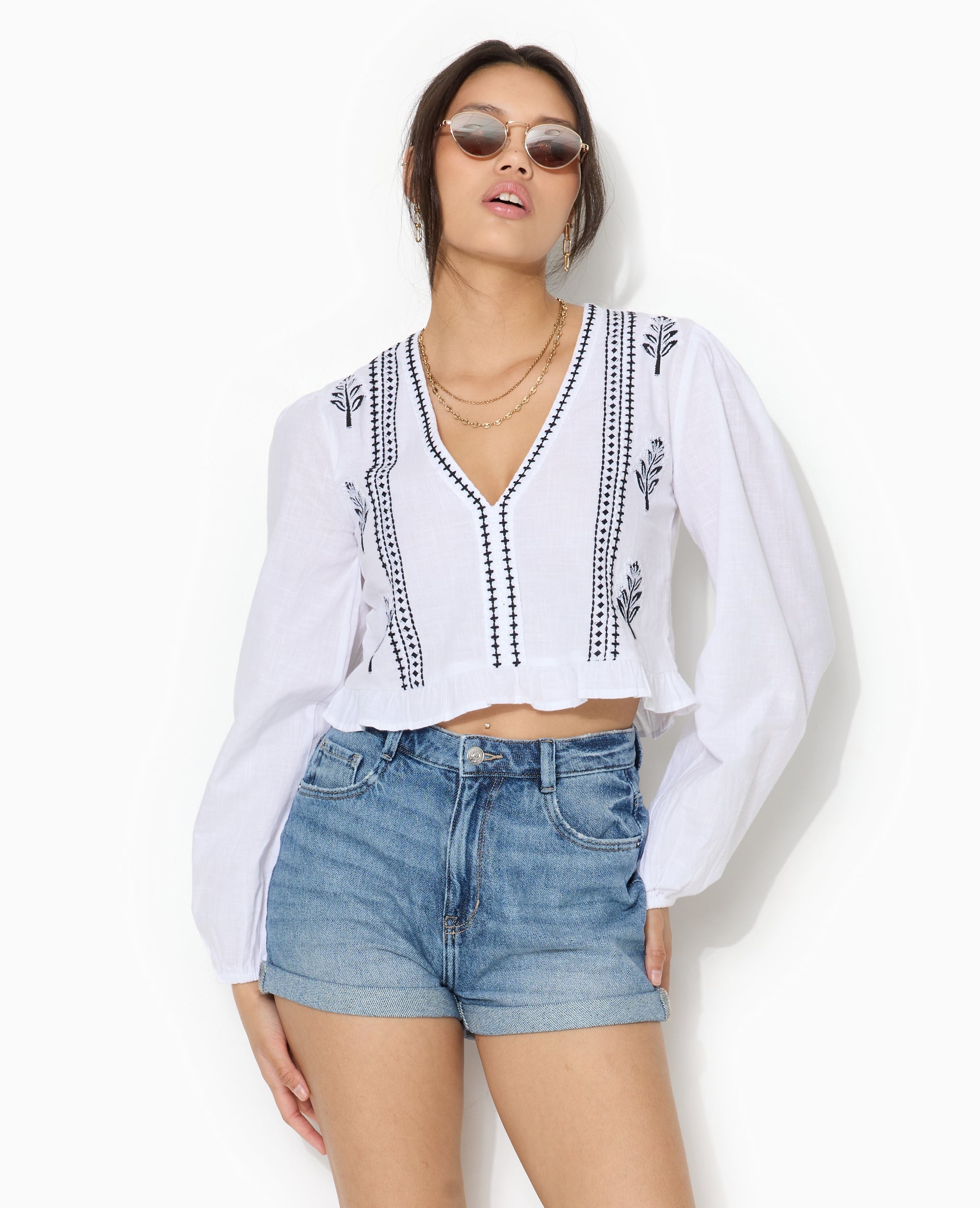 Blouse courte brodée avec manches ballons