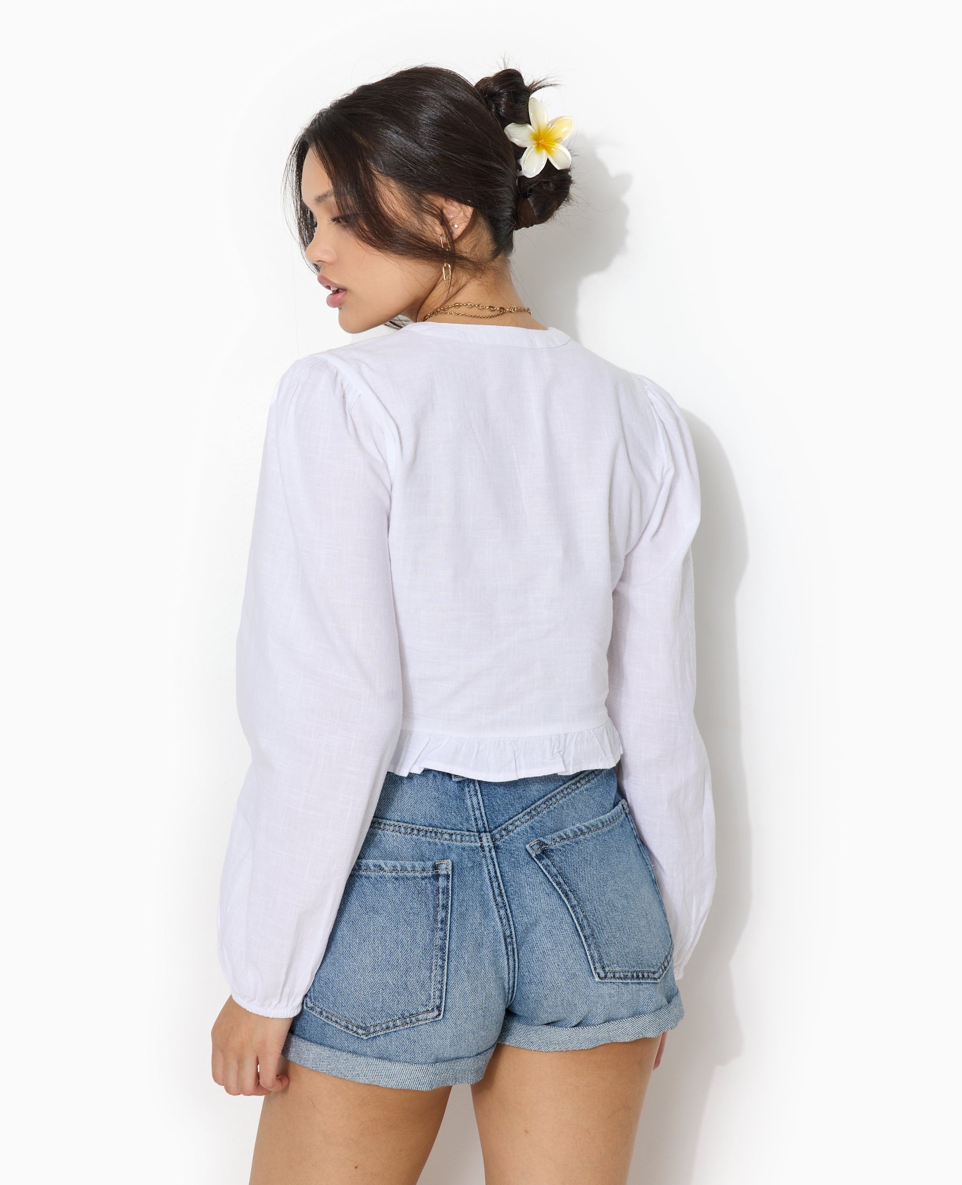 Blouse courte brodée avec manches ballons