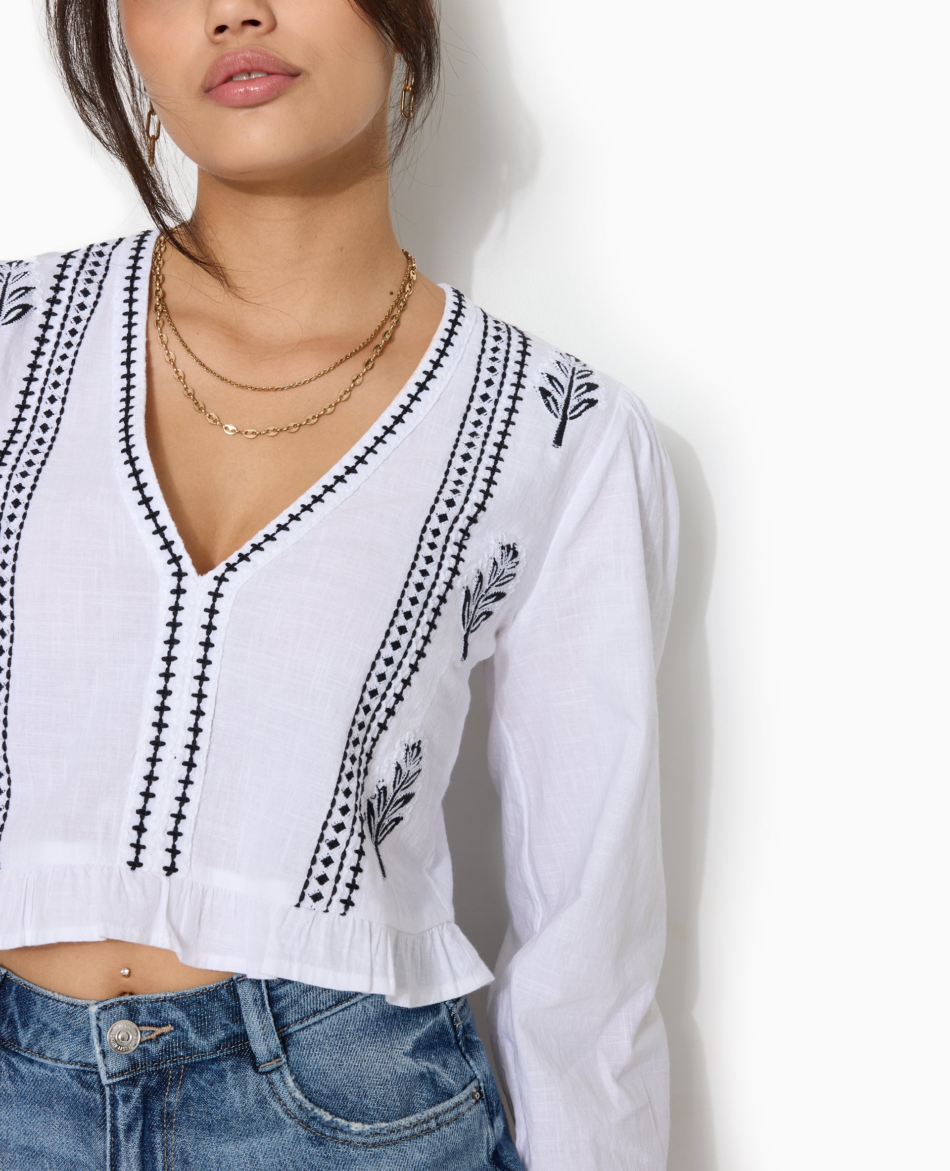 Blouse courte brodée avec manches ballons
