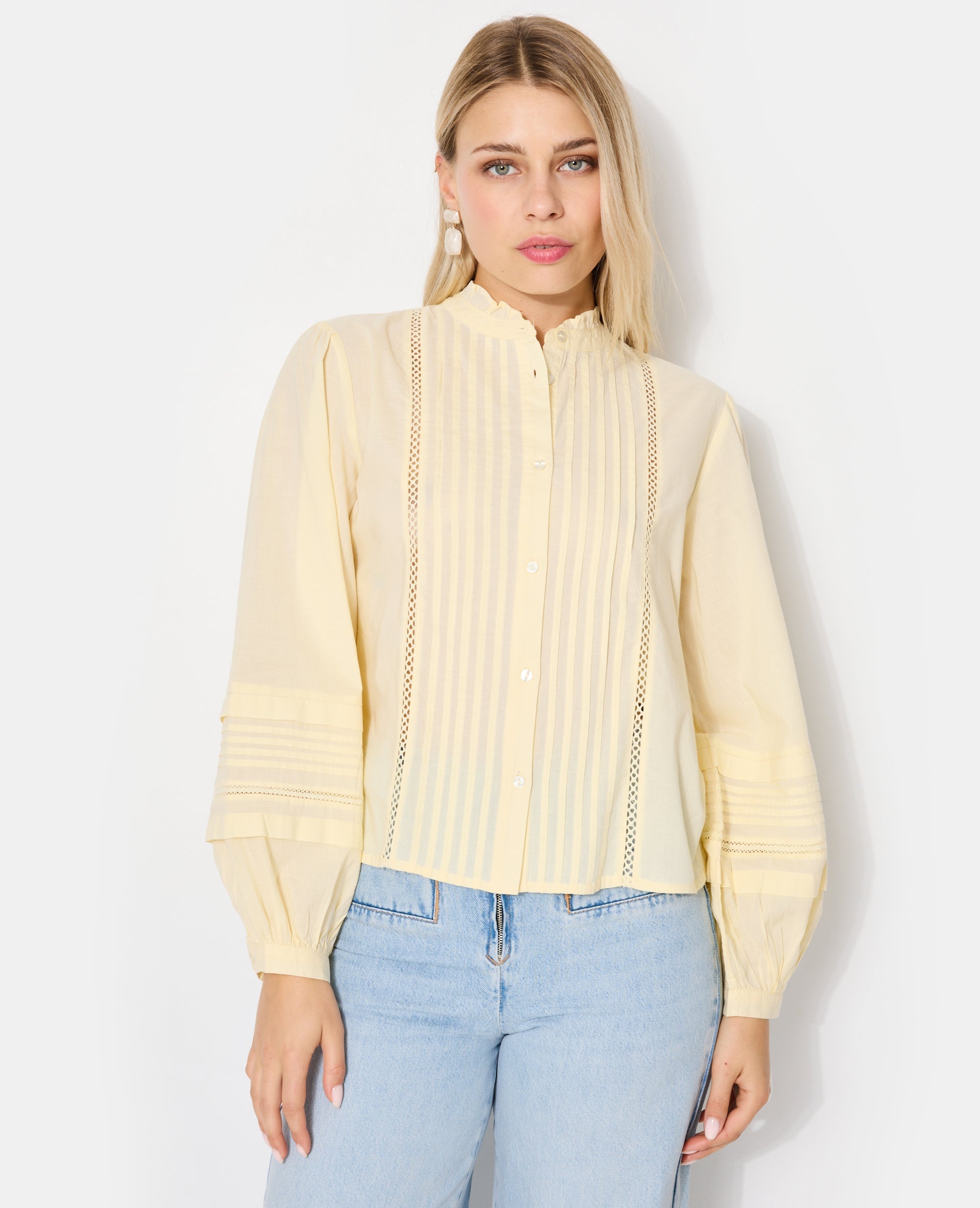 Blouse col volanté avec plis et dentelle
