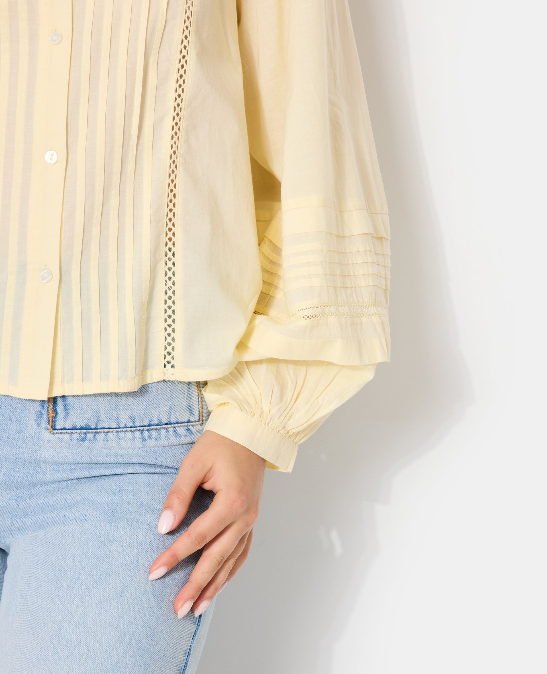 Blouse col volanté avec plis et dentelle