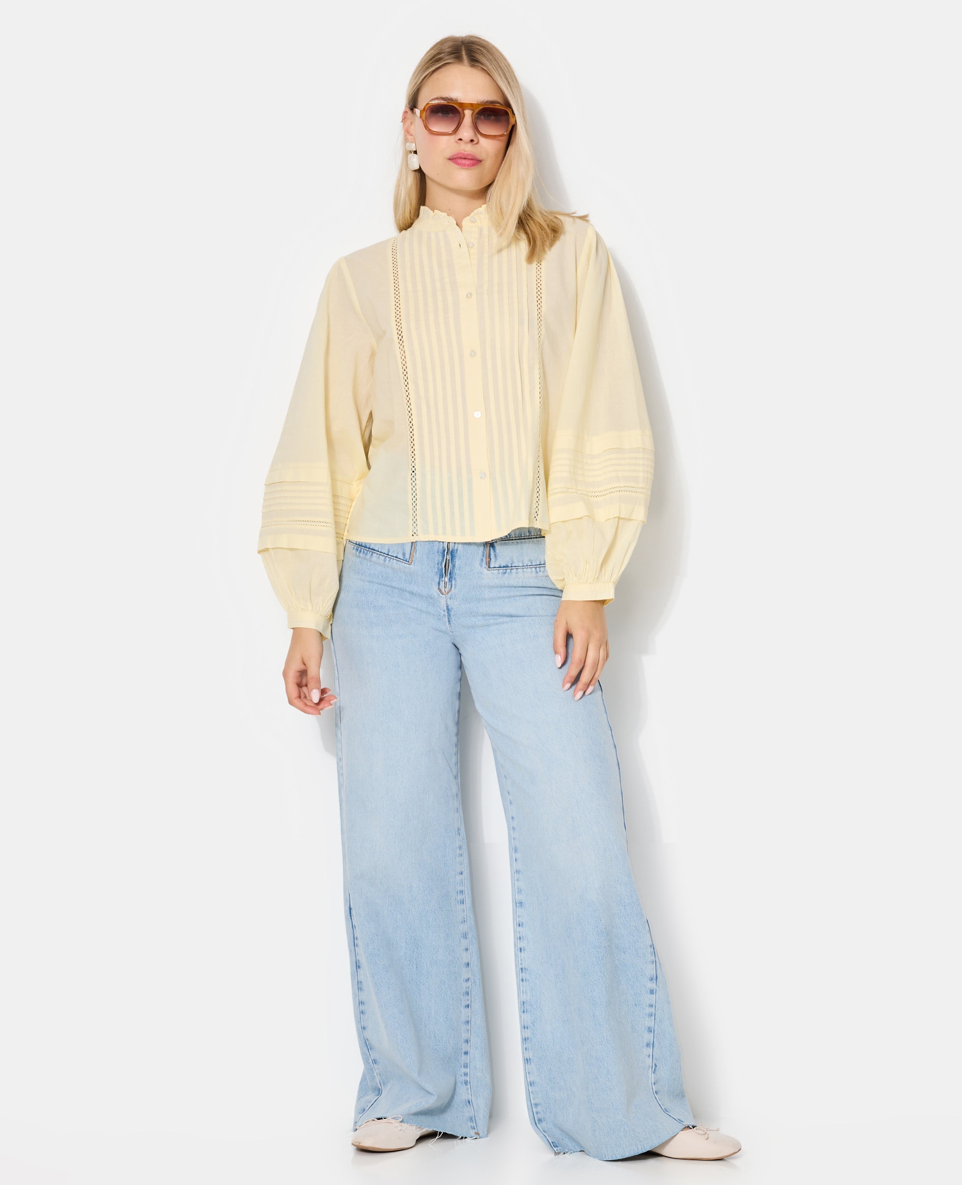 Blouse col volanté avec plis et dentelle