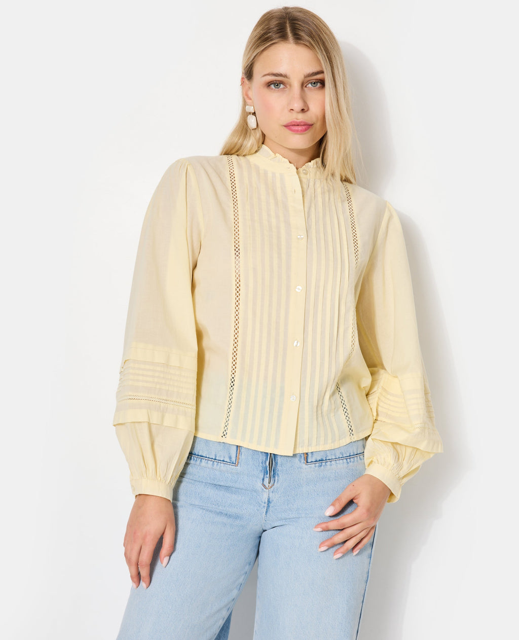 Blouse col volanté avec plis et dentelle