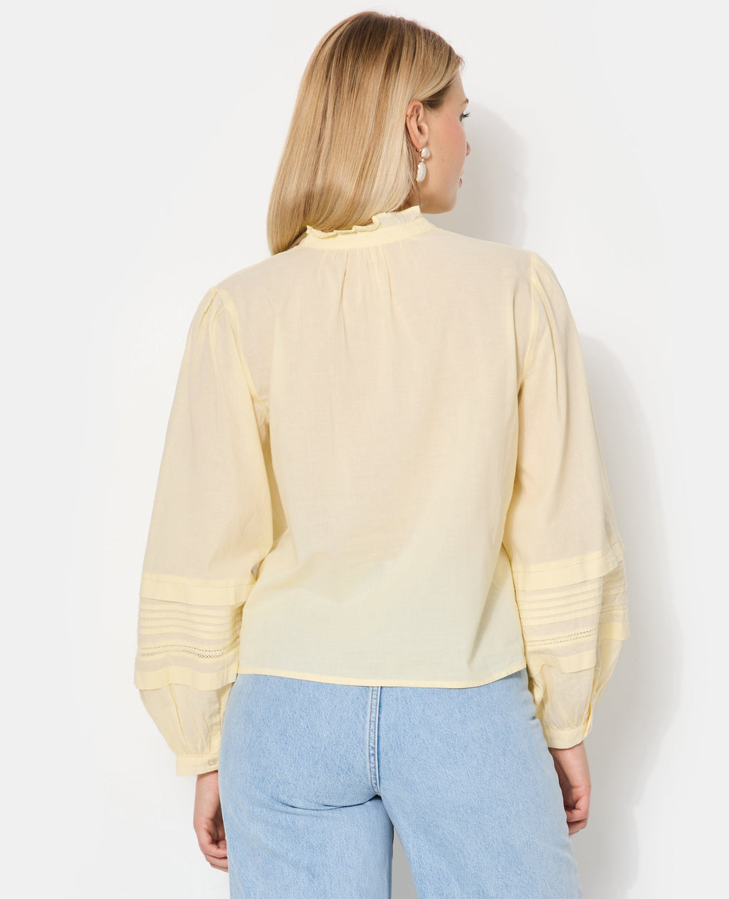 Blouse col volanté avec plis et dentelle