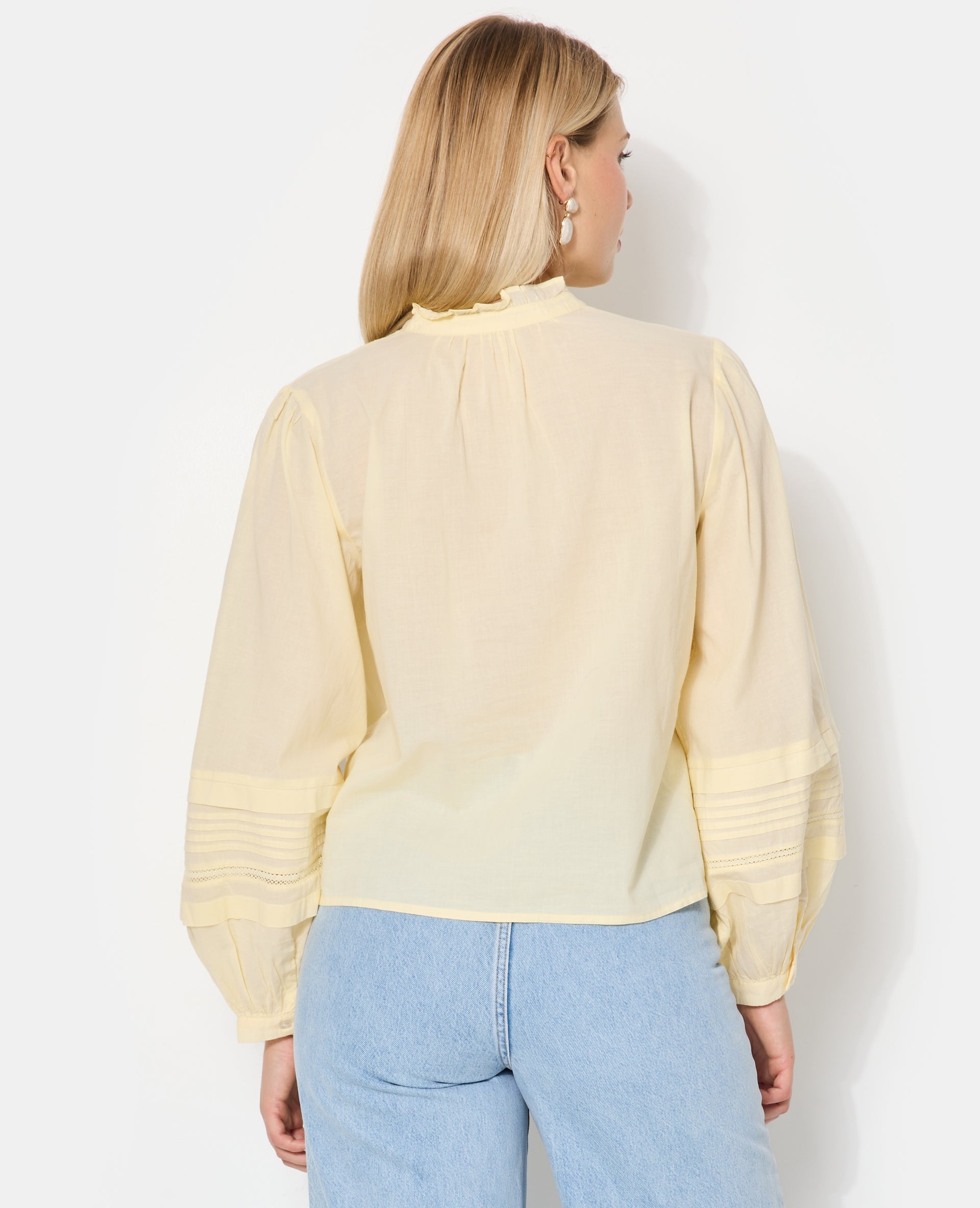 Blouse col volanté avec plis et dentelle