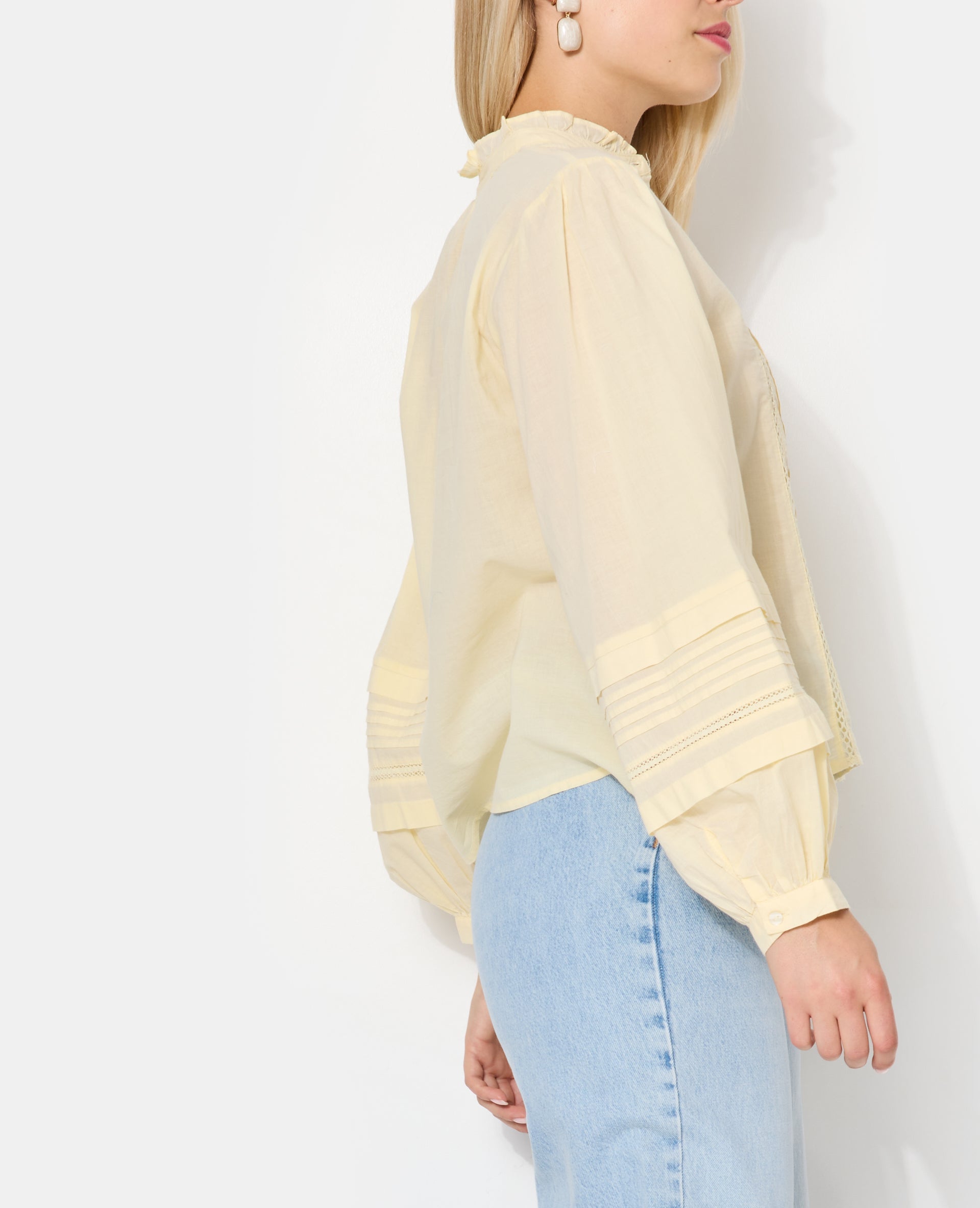 Blouse col volanté avec plis et dentelle