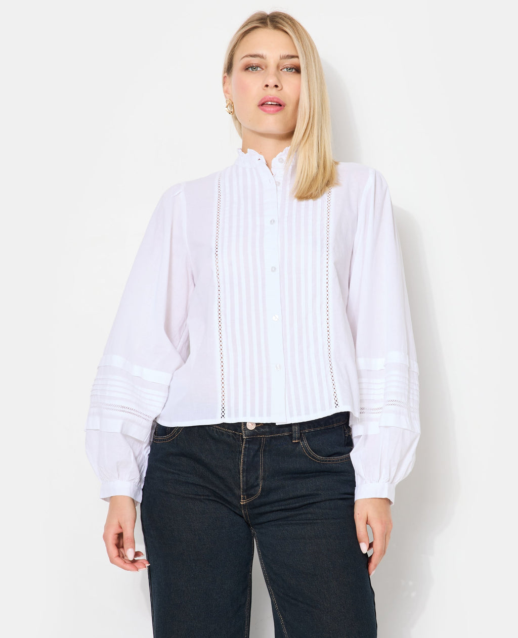 Blouse col volanté avec plis et dentelle