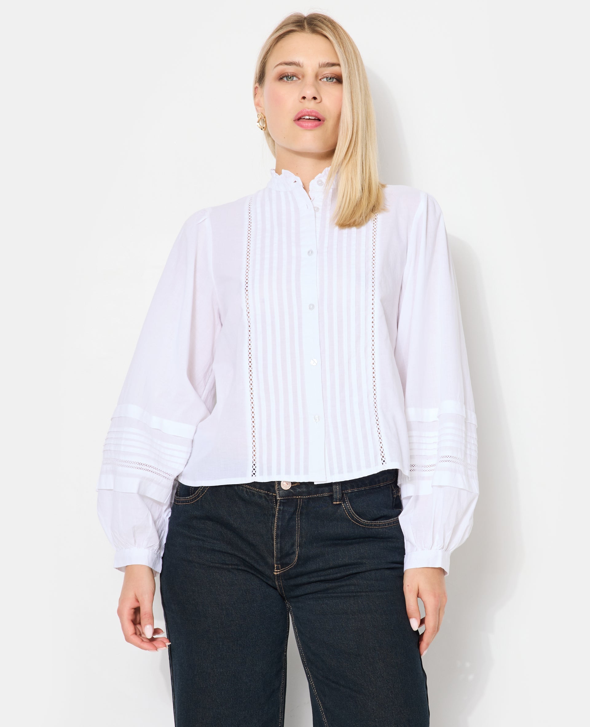 Blouse col volanté avec plis et dentelle