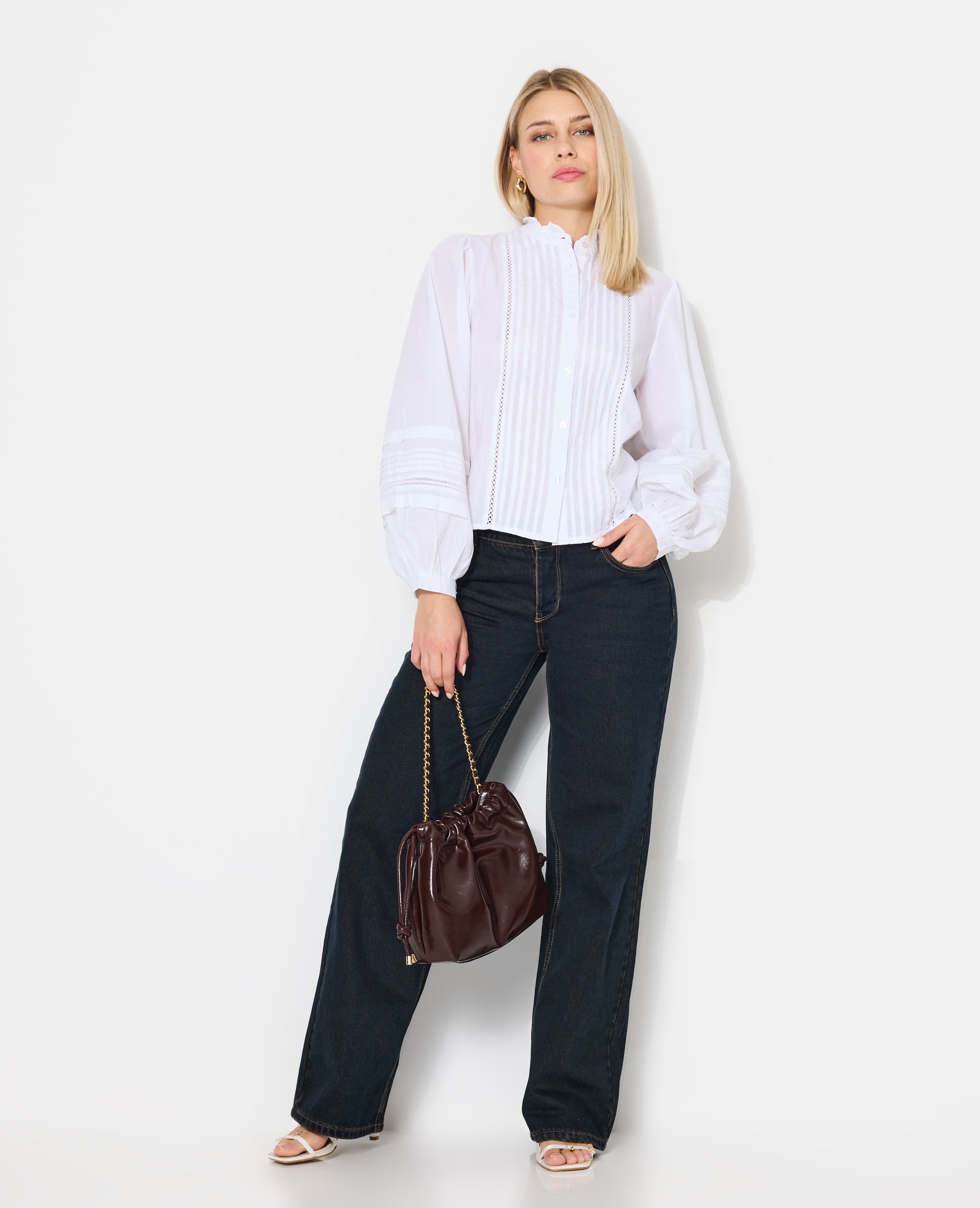 Blouse col volanté avec plis et dentelle