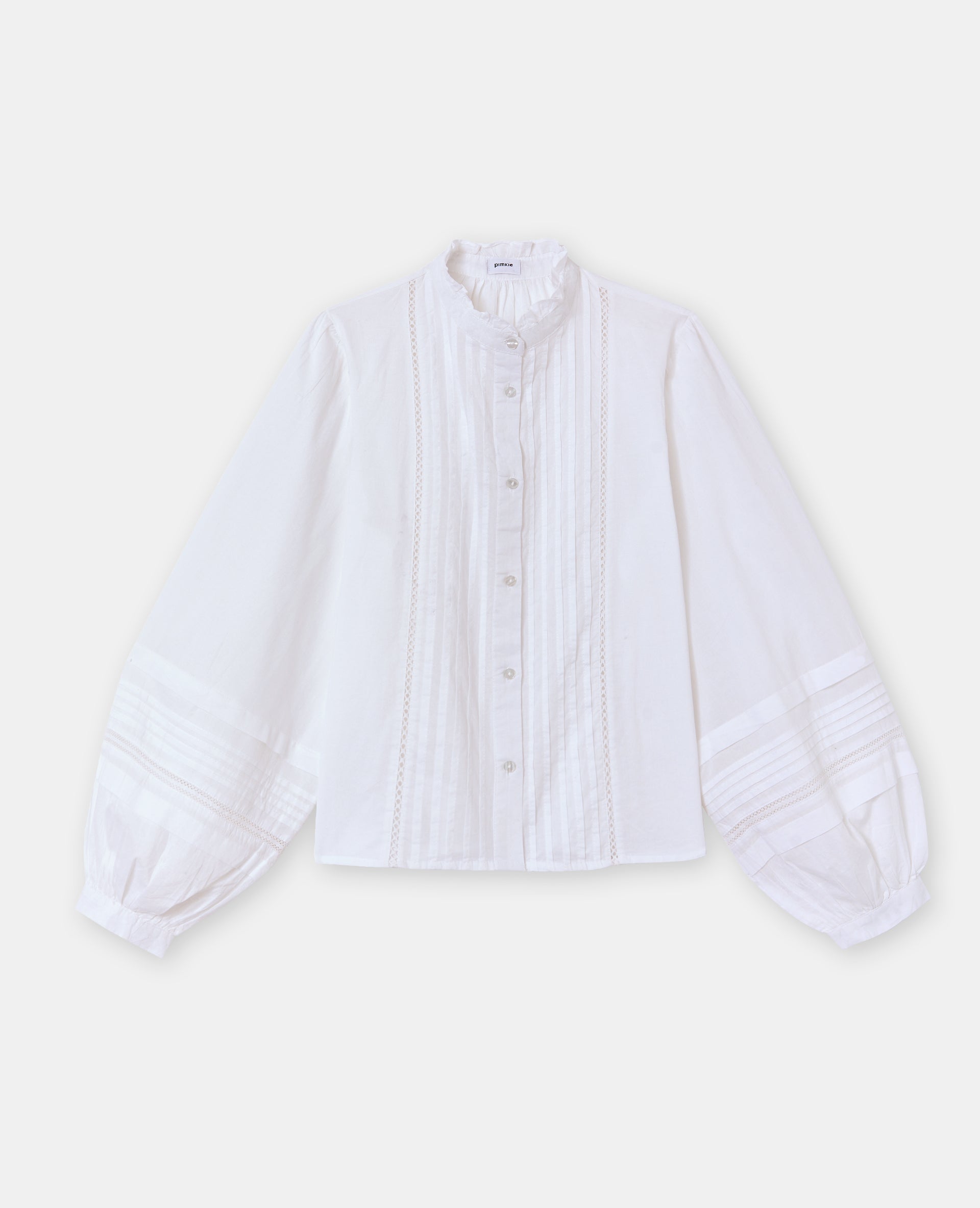 Blouse col volanté avec plis et dentelle