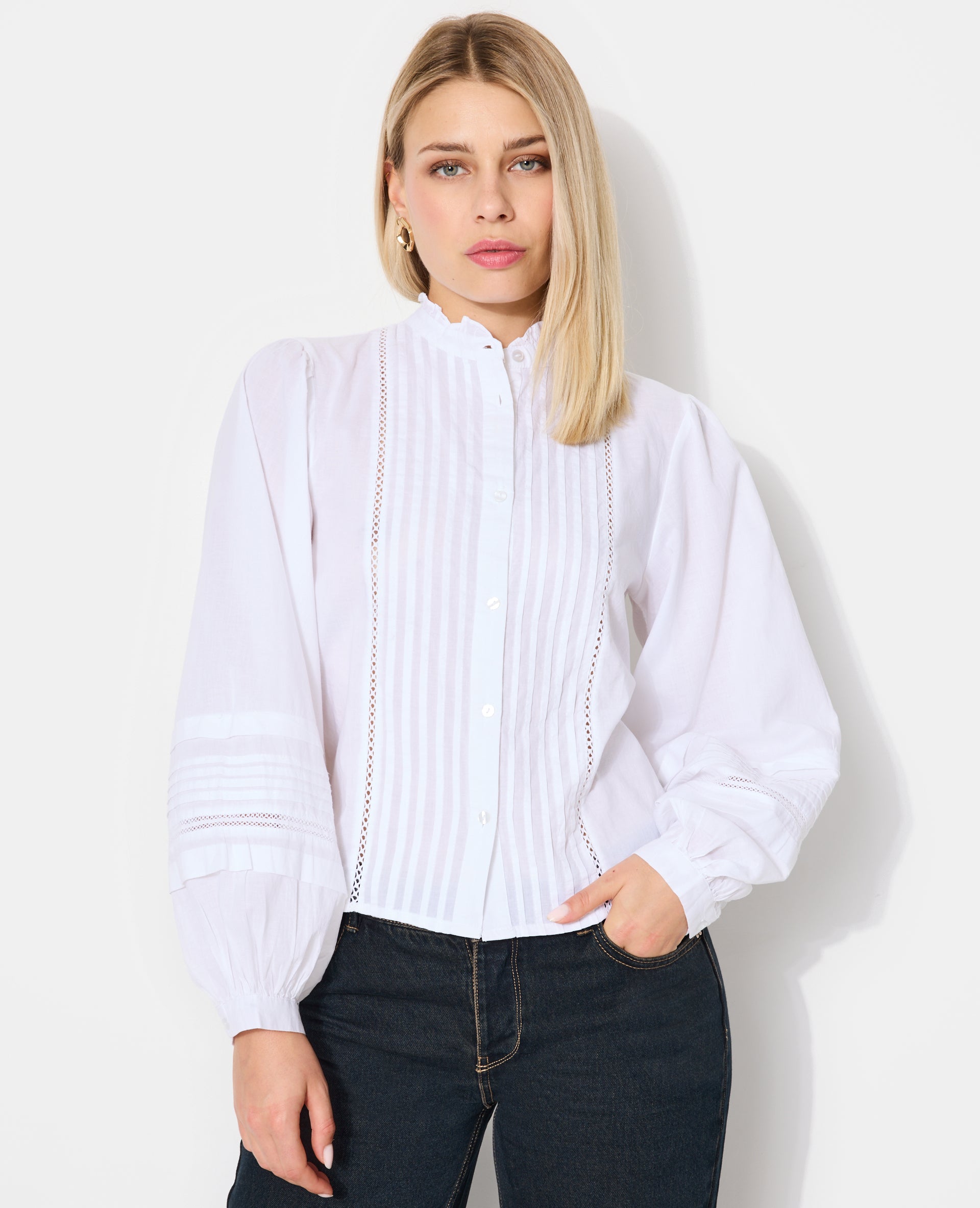 Blouse col volanté avec plis et dentelle