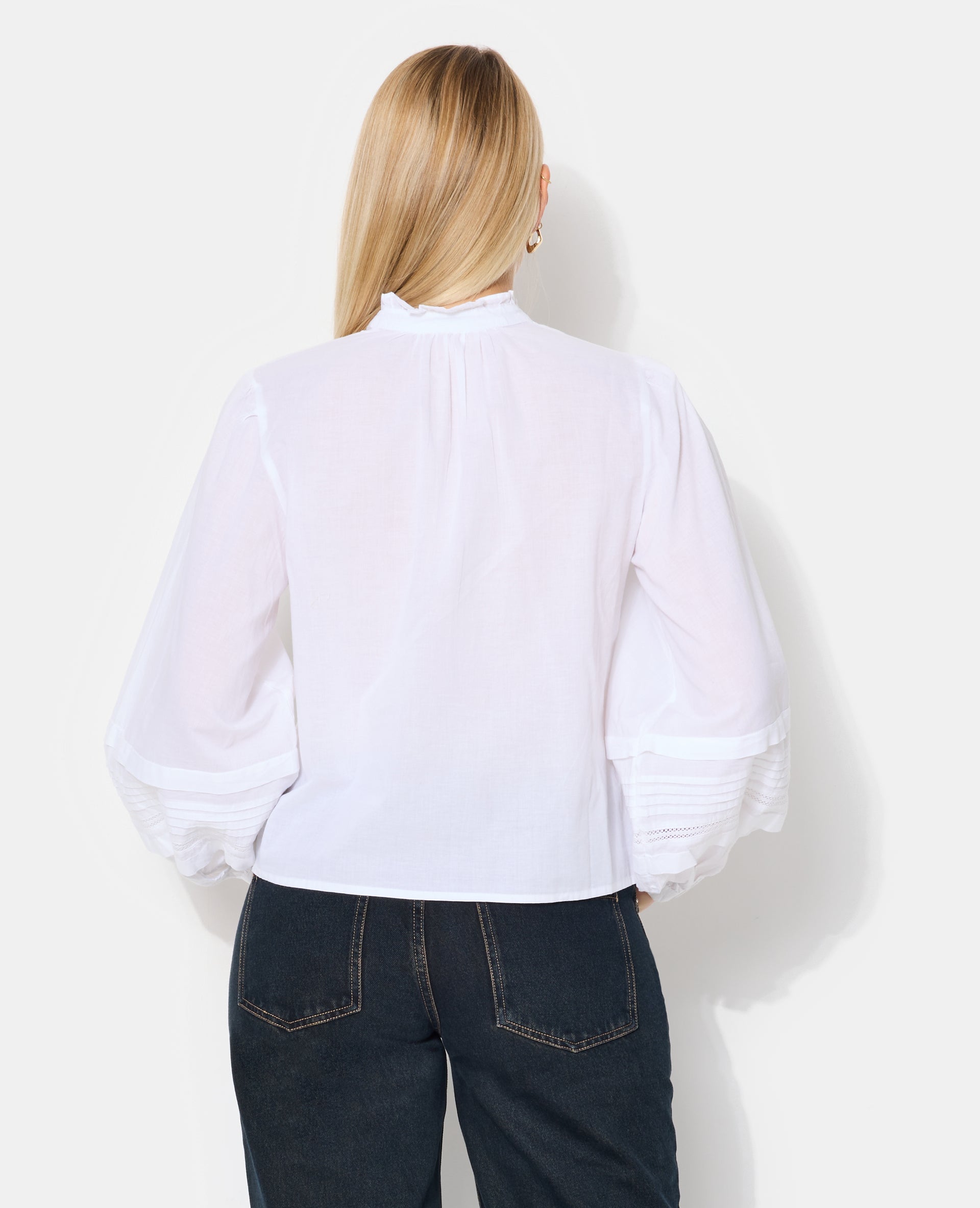 Blouse col volanté avec plis et dentelle