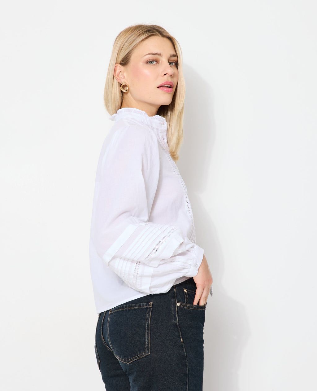 Blouse col volanté avec plis et dentelle