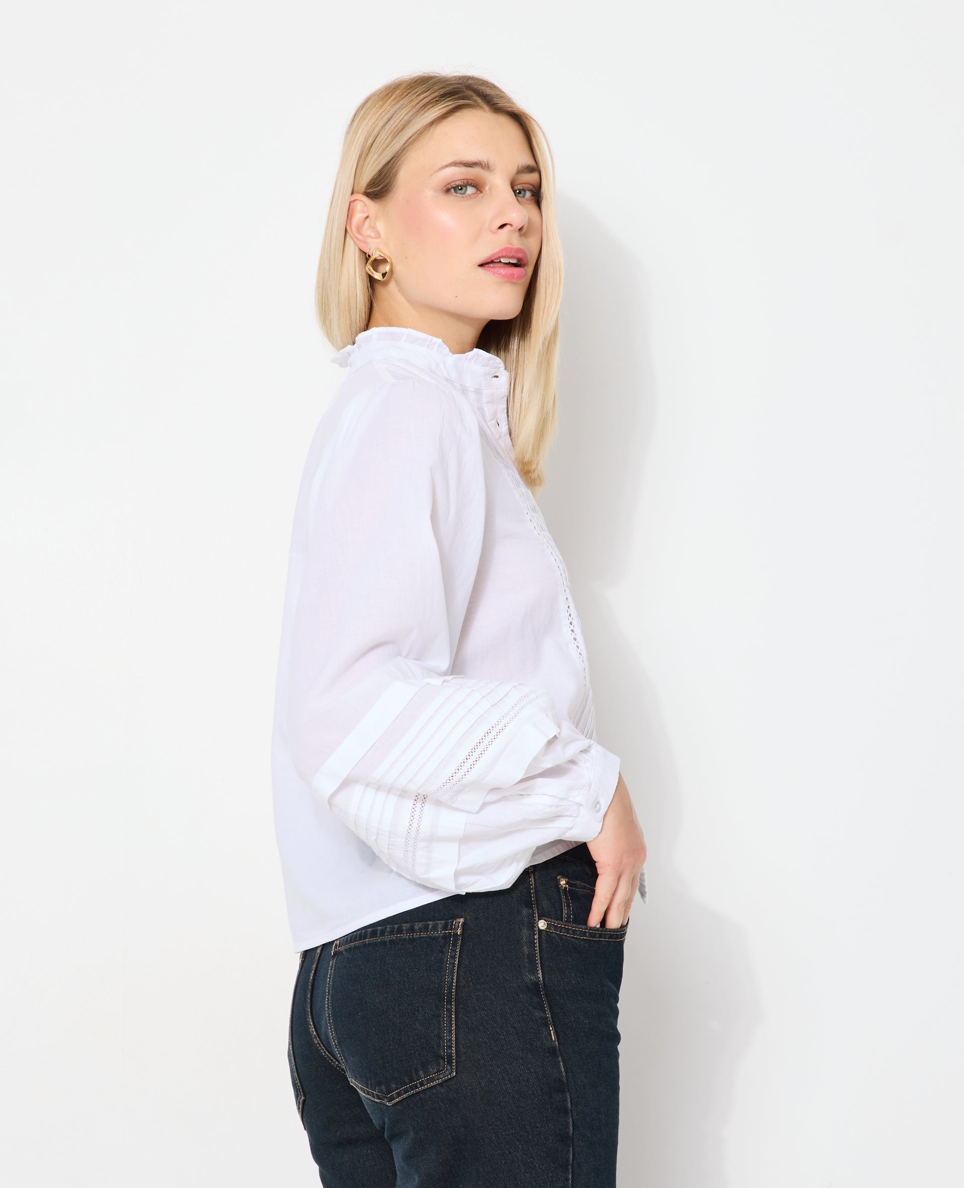 Blouse col volanté avec plis et dentelle