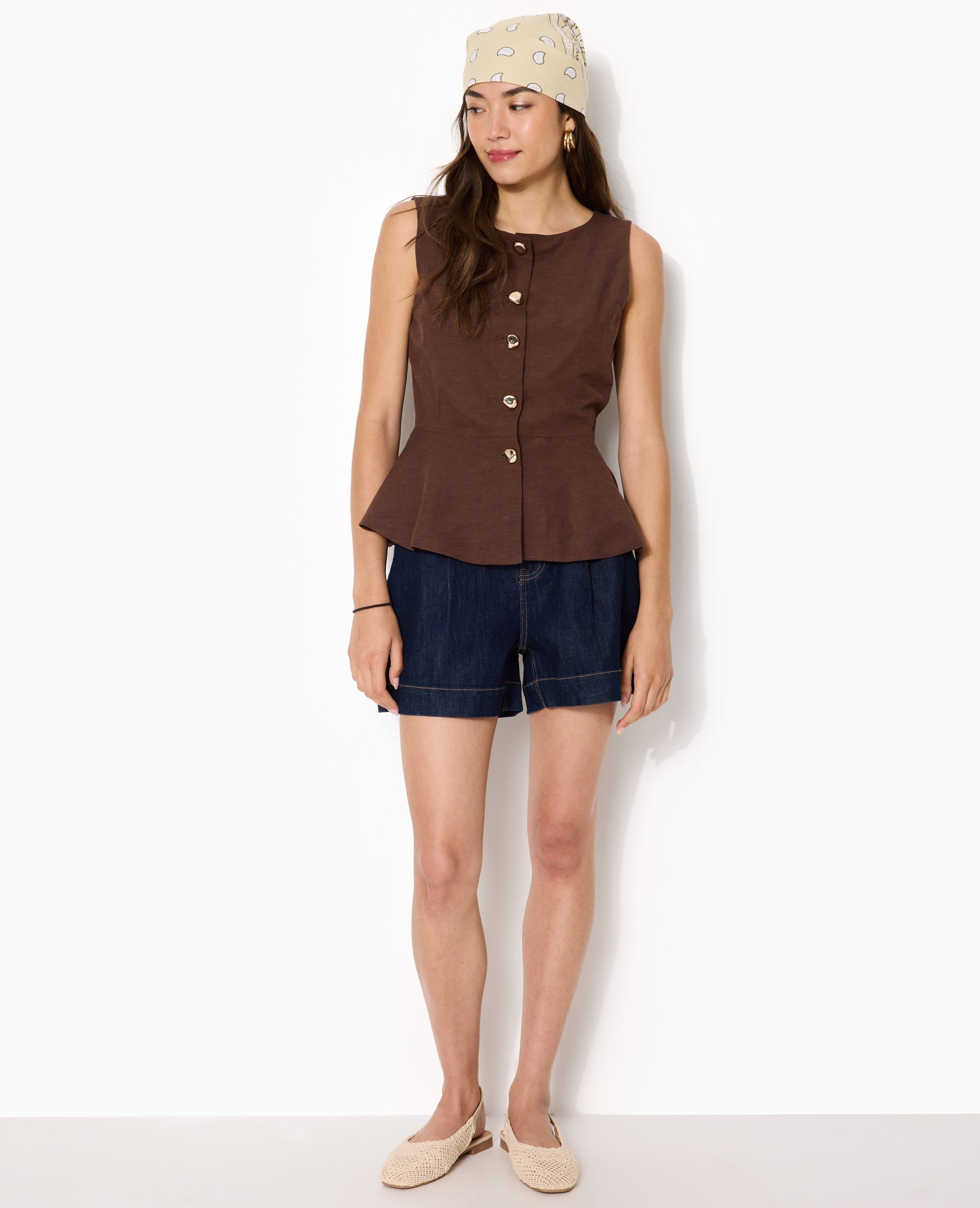 Top sans manches forme peplum avec dos dégagé