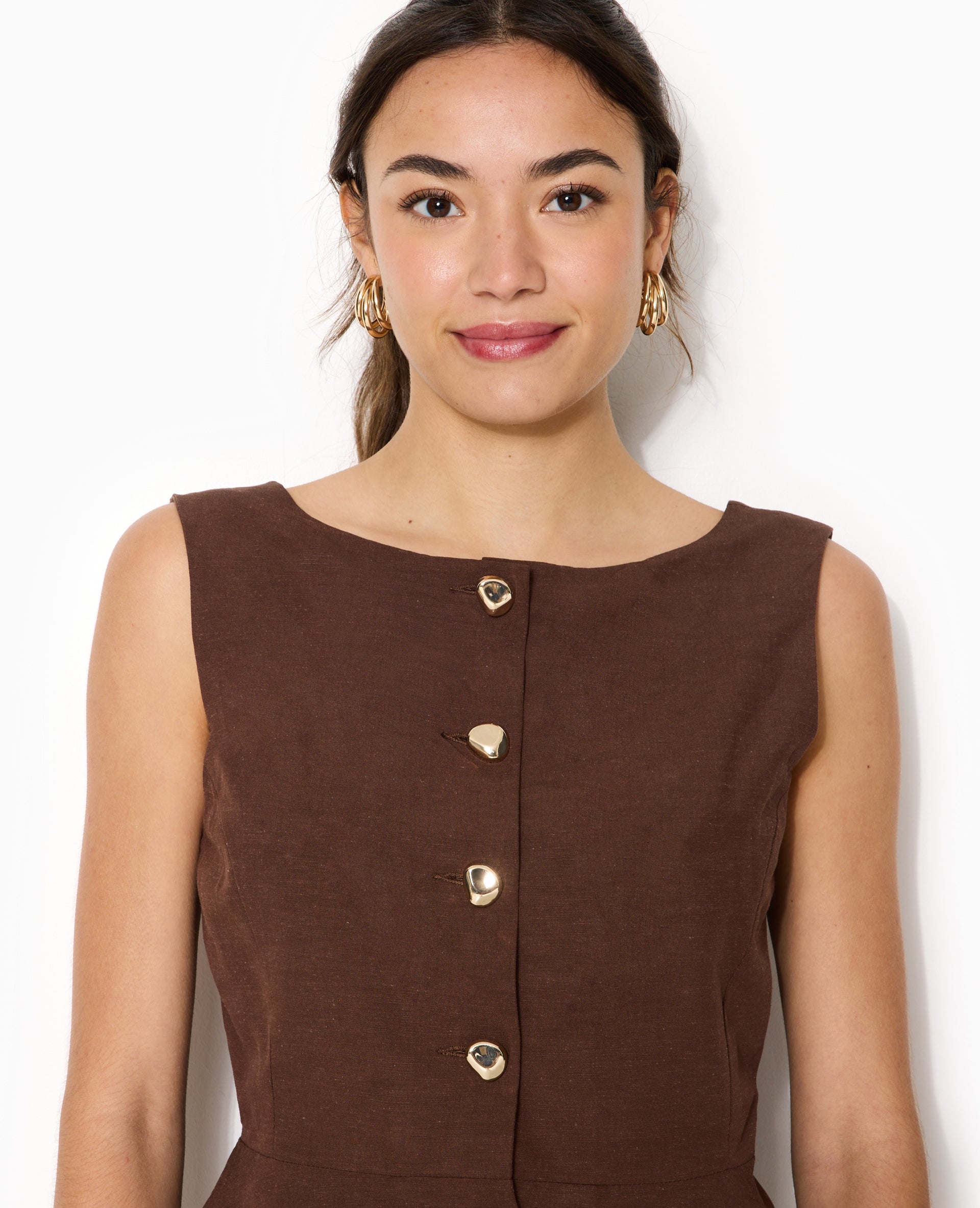 Top sans manches forme peplum avec dos dégagé