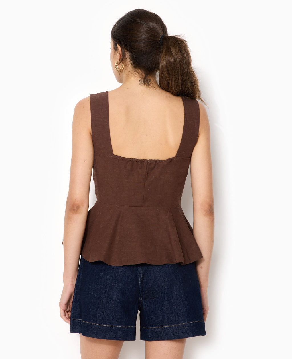 Top sans manches forme peplum avec dos dégagé